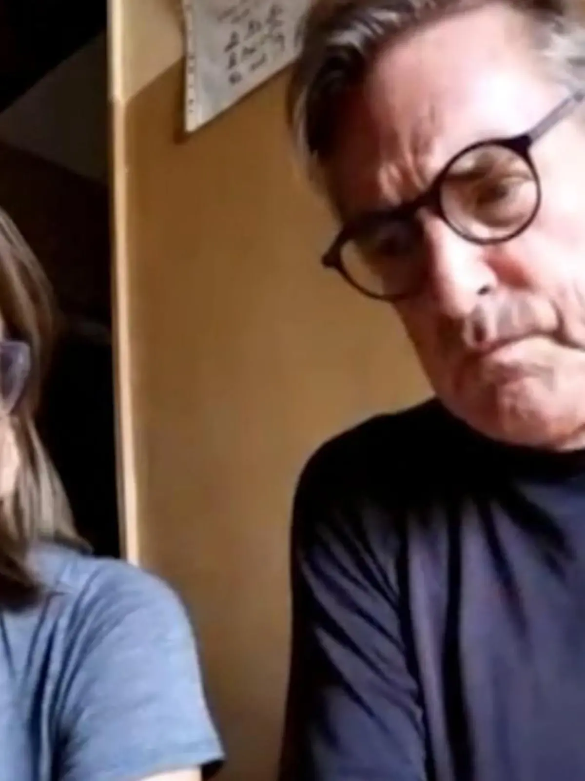 Die beiden Frankfurter Mareike Röwekamp (40) und Horst Schauer (67) durchleben aktuell den wahrgewordenen Albtraum. Auf ihrer Afrikareise geraten sie ins umkämpfte Khartum im nordafrikanischen Sudan. Hier bekriegen sich seit dem Wochenende Paramilitärs und die sudanische Armee. Eine Zuflucht finden sie in einem Hotel im Stadtzentrum. Ohne Strom und fließend Wasser harren sie hier seit Samstag aus – mit verbleibenden Akku-Reserven schicken sie RTL per Skype ein Lebenszeichen – die Hoffnung wollen sie aufgeben. Das Interview gibt es im Video zu sehen.