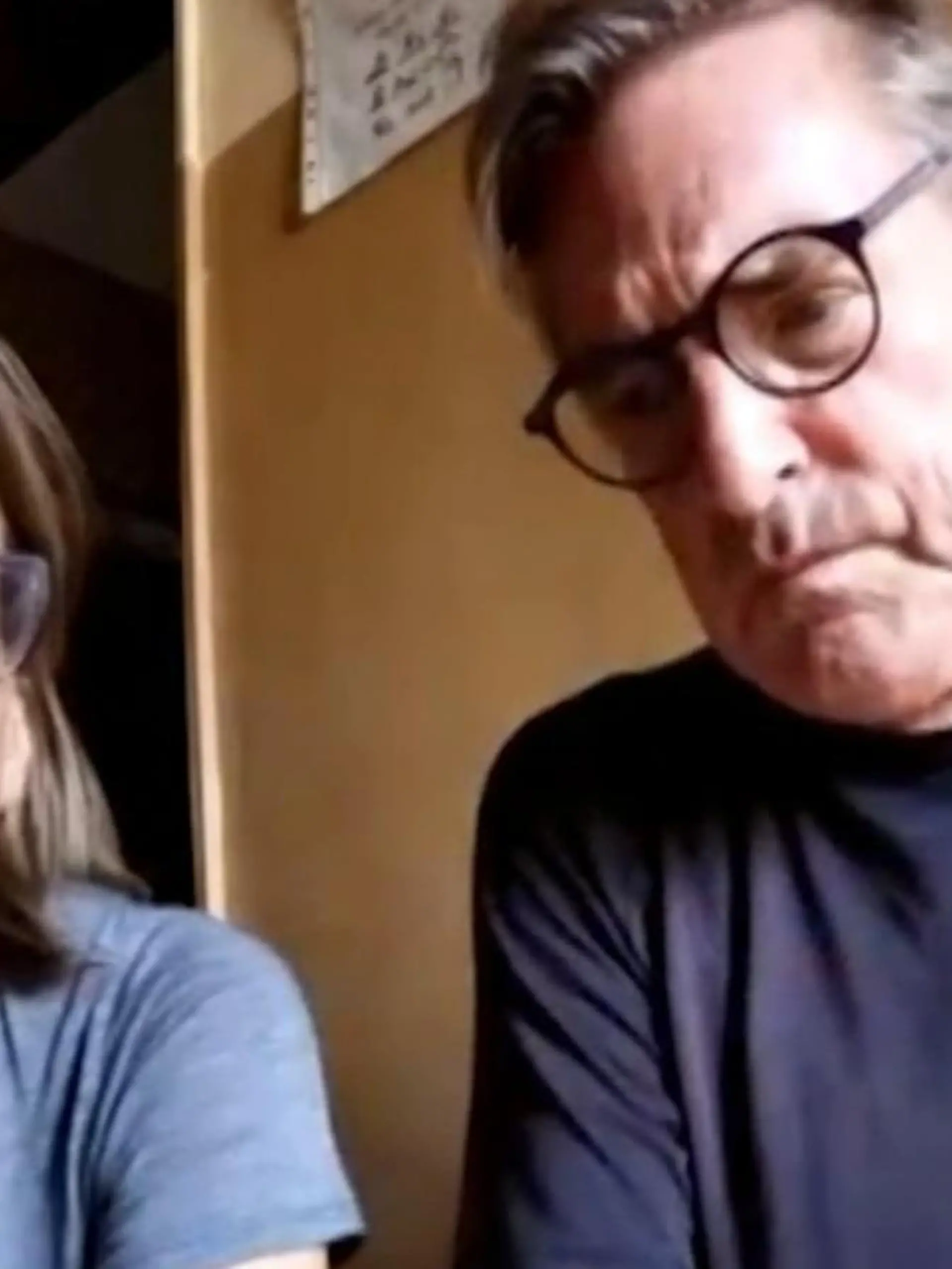 Die beiden Frankfurter Mareike Röwekamp (40) und Horst Schauer (67) durchleben aktuell den wahrgewordenen Albtraum. Auf ihrer Afrikareise geraten sie ins umkämpfte Khartum im nordafrikanischen Sudan. Hier bekriegen sich seit dem Wochenende Paramilitärs und die sudanische Armee. Eine Zuflucht finden sie in einem Hotel im Stadtzentrum. Ohne Strom und fließend Wasser harren sie hier seit Samstag aus – mit verbleibenden Akku-Reserven schicken sie RTL per Skype ein Lebenszeichen – die Hoffnung wollen sie aufgeben. Das Interview gibt es im Video zu sehen.