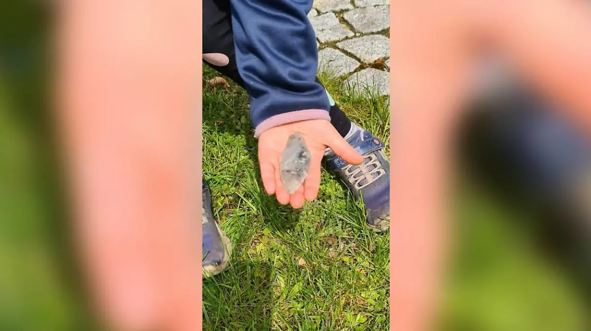 Levke (5) hat beim Spielen auf dem Kita-Spielplatzin Syke (Niedersachsen) einen prähistorischen Feuersteindolch gefunden.