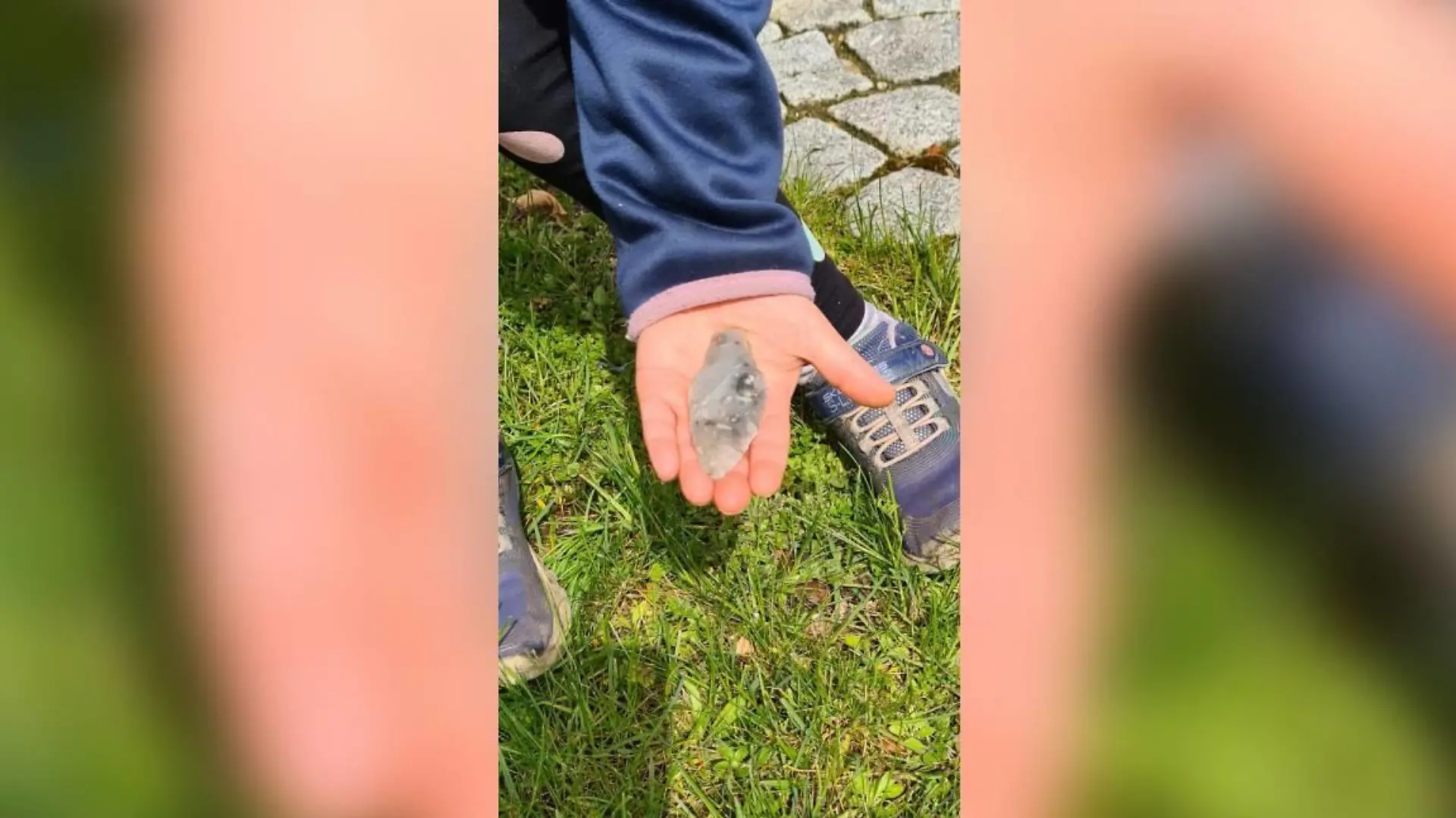 Levke (5) hat beim Spielen auf dem Kita-Spielplatzin Syke (Niedersachsen) einen prähistorischen Feuersteindolch gefunden.