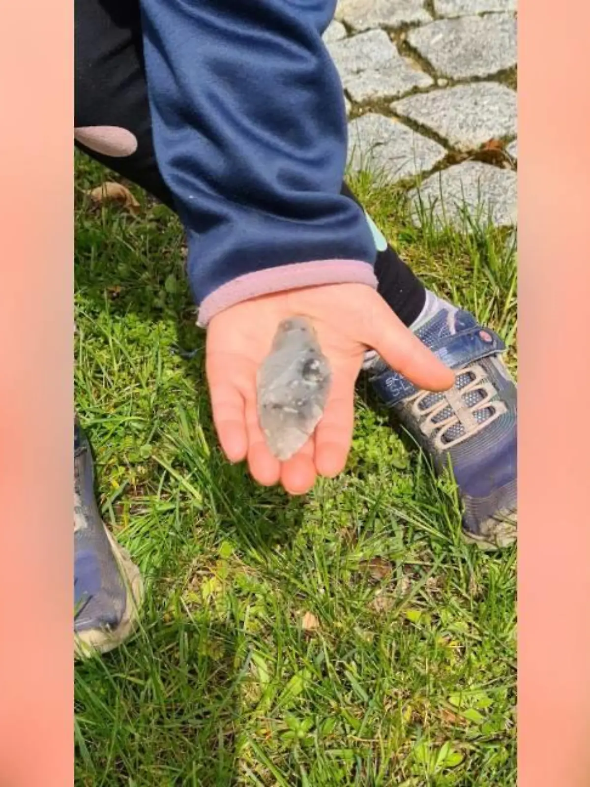 Levke (5) hat beim Spielen auf dem Kita-Spielplatzin Syke (Niedersachsen) einen prähistorischen Feuersteindolch gefunden.