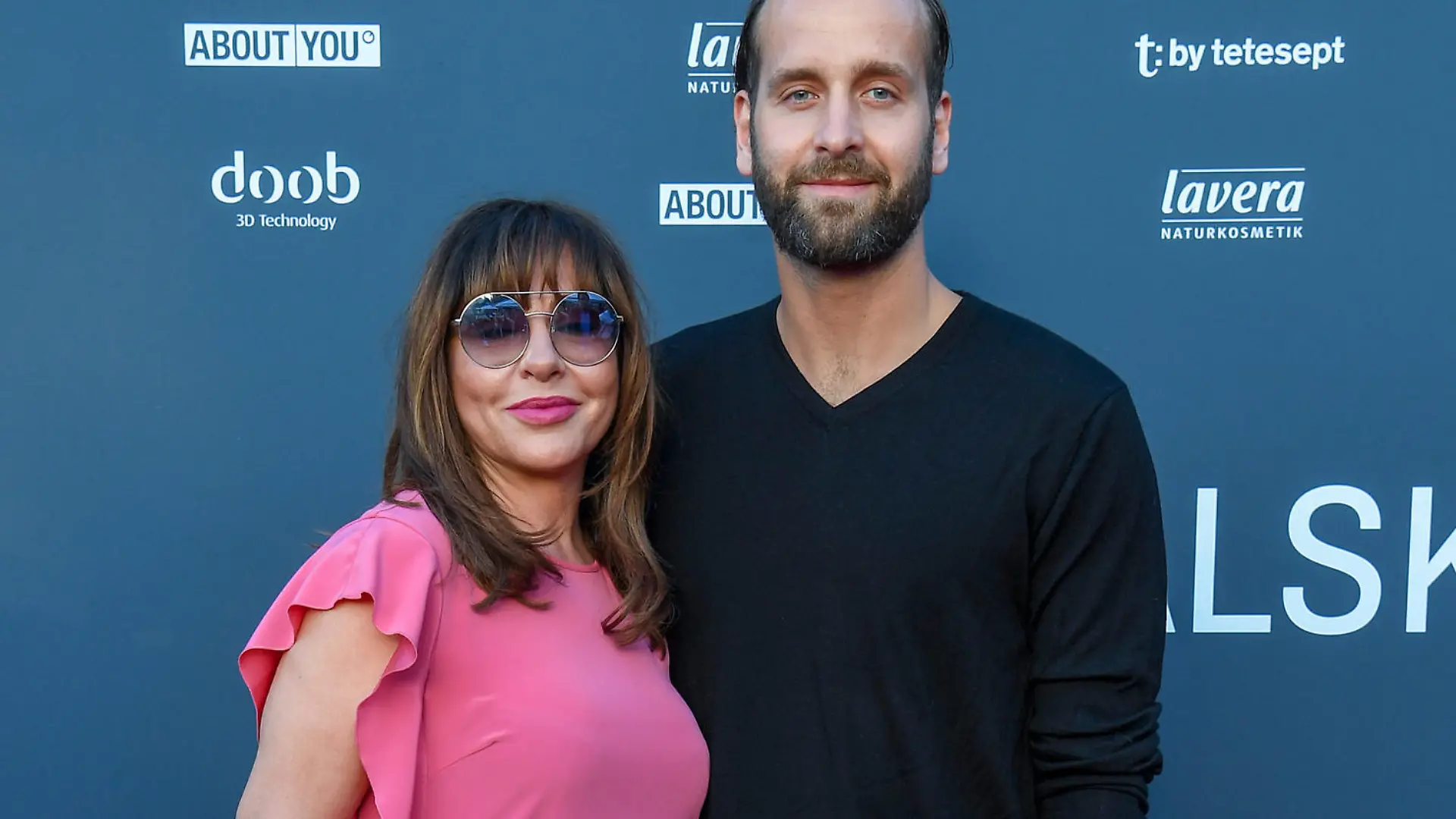 ARCHIV - 05.07.2018, Berlin: Simone Thomalla, Schauspielerin, und Silvio Heinevetter, Handballer, kommen zu einer Modenschau. (zu dpa "Simone Thomalla über Heinevetter-Wechsel «nicht besonders glücklich»") Foto: Britta Pedersen/dpa +++ dpa-Bildfunk +++