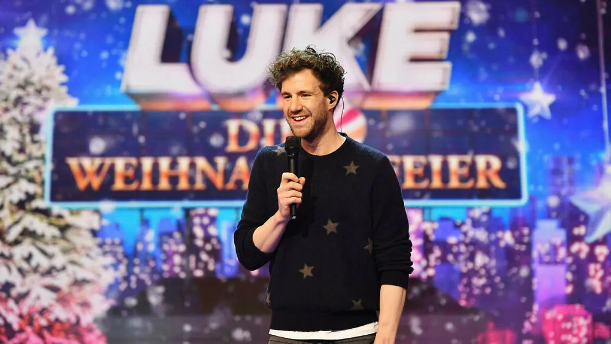 Luke Mockridge lädt zur "SAT.1 Weihnachtsfeier"
