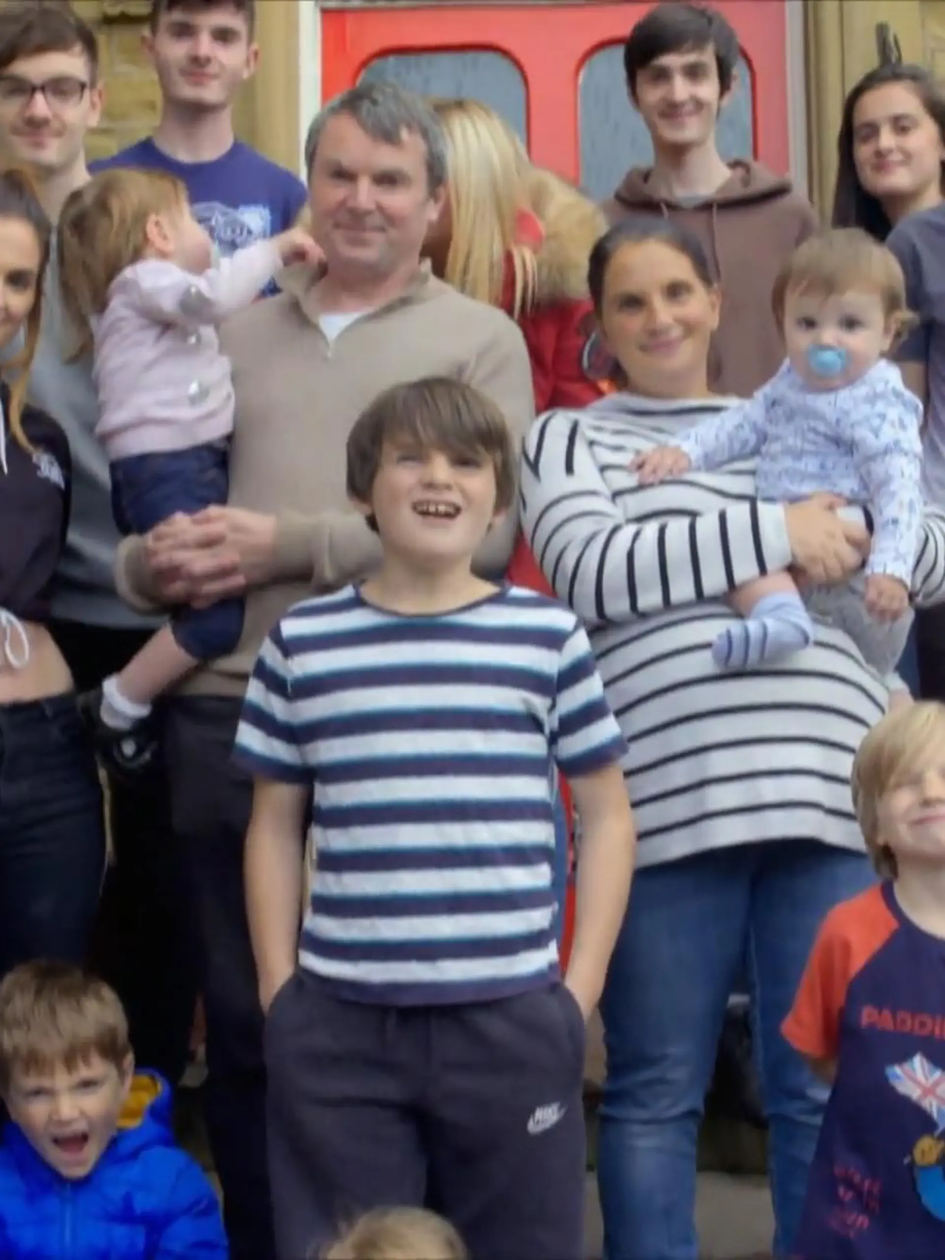 Mit rekordverdächtigen 22 Kindern ist im Haus der Familie Radford im englischen Morecambe sowieso immer eine Menge los. Doch jetzt muss die gesamte Familie im Haus ausharren: Vater Noel wurde positiv auf Corona getestet – und mit ihm müssen vorerst auch alle anderen Radfords in Quarantäne!