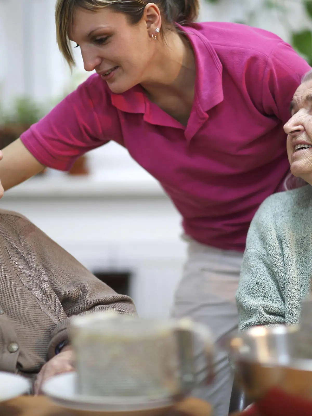  Zwei ältere Frauen, 78 Jahre und 88 Jahre, und Pflegeschwester, 31 Jahre, Freizeitbeschäftigung im Altersheim ibxlid04037758.jpg Bitte beachten Sie die gesetzlichen Bestimmungen des deutschen Urheberrechtes hinsichtlich der Namensnennung des Fotografen im direkten Umfeld der Veröffentlichung!