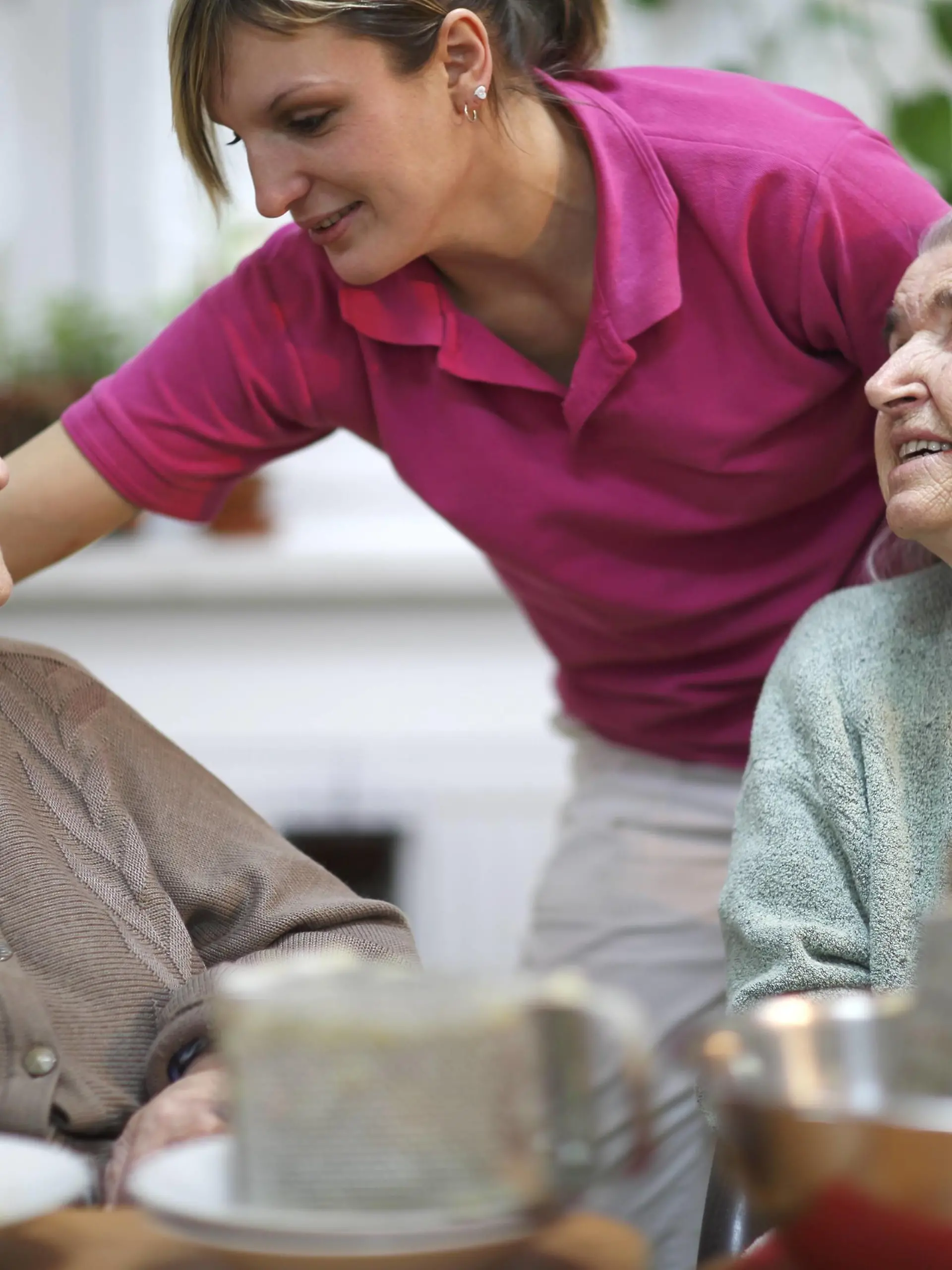  Zwei ältere Frauen, 78 Jahre und 88 Jahre, und Pflegeschwester, 31 Jahre, Freizeitbeschäftigung im Altersheim ibxlid04037758.jpg Bitte beachten Sie die gesetzlichen Bestimmungen des deutschen Urheberrechtes hinsichtlich der Namensnennung des Fotografen im direkten Umfeld der Veröffentlichung!