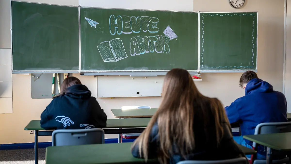 ARCHIV - 21.04.2022, Niedersachsen, Delmenhorst: ILLUSTRATION - "Heute Abitur" steht auf einer Tafel im Klassenzimmer eines Gymnasiums. (zu dpa «Zeitung: Corona brachte mehr Einser-Abiturnoten») Foto: Sina Schuldt/dpa +++ dpa-Bildfunk +++