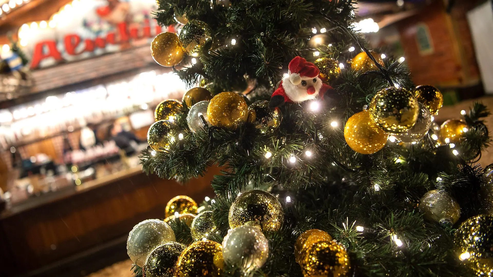 04.12.2020, Niedersachsen, Asendorf: Ein Weihnachtsbaum leuchtet vor dem Stand einer Schausteller-Familie, die Glühwein und Crepes zum Mitnehmen anbieten. Die Schausteller in Niedersachsen haben wegen der Corona-Pandemie kaum Einnahmen - zum Jahresende werden nun einige mit to-go Weihnachtsmärkten kreativ. (zu dpa: «Glühwein im Vorbeifahren: Drive-In-Weihnachtsmärkte in Niedersachsen») Foto: Sina Schuldt/dpa +++ dpa-Bildfunk +++