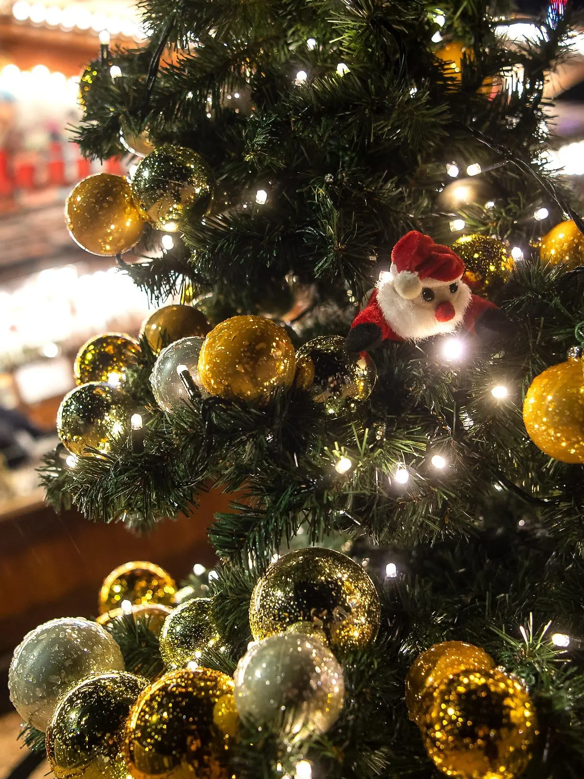 04.12.2020, Niedersachsen, Asendorf: Ein Weihnachtsbaum leuchtet vor dem Stand einer Schausteller-Familie, die Glühwein und Crepes zum Mitnehmen anbieten. Die Schausteller in Niedersachsen haben wegen der Corona-Pandemie kaum Einnahmen - zum Jahresende werden nun einige mit to-go Weihnachtsmärkten kreativ. (zu dpa: «Glühwein im Vorbeifahren: Drive-In-Weihnachtsmärkte in Niedersachsen») Foto: Sina Schuldt/dpa +++ dpa-Bildfunk +++