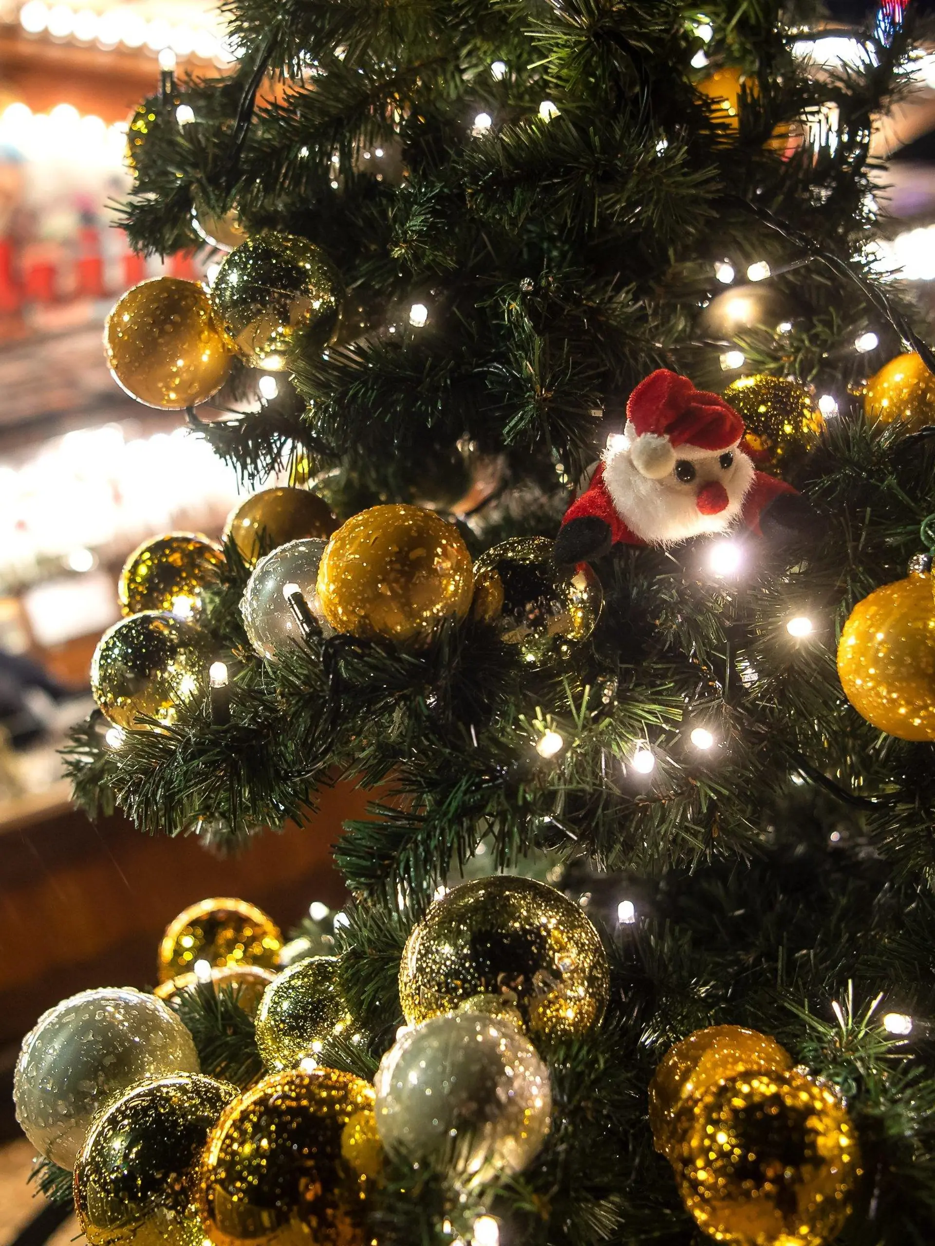 04.12.2020, Niedersachsen, Asendorf: Ein Weihnachtsbaum leuchtet vor dem Stand einer Schausteller-Familie, die Glühwein und Crepes zum Mitnehmen anbieten. Die Schausteller in Niedersachsen haben wegen der Corona-Pandemie kaum Einnahmen - zum Jahresende werden nun einige mit to-go Weihnachtsmärkten kreativ. (zu dpa: «Glühwein im Vorbeifahren: Drive-In-Weihnachtsmärkte in Niedersachsen») Foto: Sina Schuldt/dpa +++ dpa-Bildfunk +++
