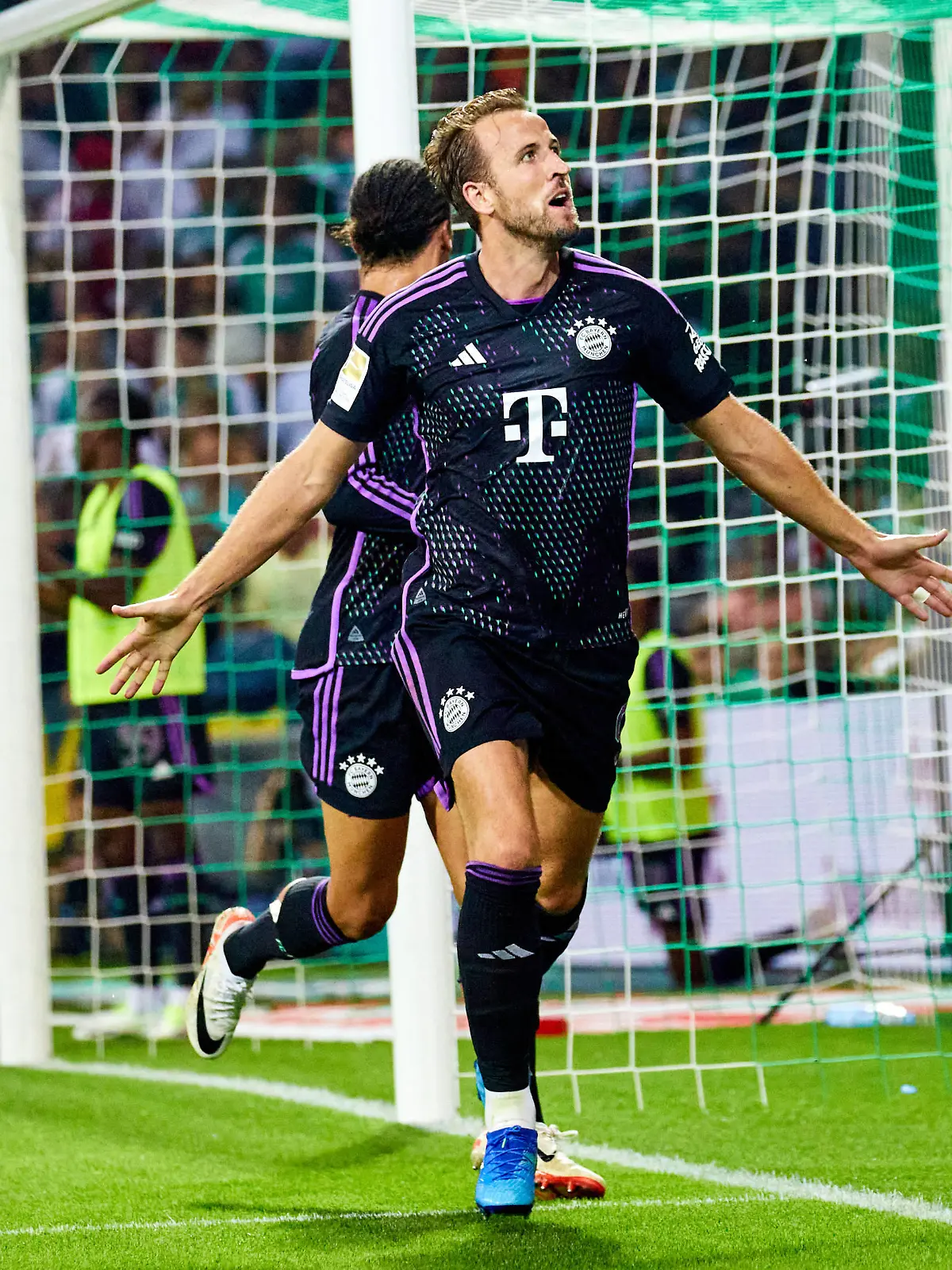 Harry Kane FC Bayern Muenchen, 09 schiesst in der 74 Spielminute das zweite Tor fuer Bayern Muenchen. Es steht nun 0:2. Leroy Sane FC Bayern Muenchen, 10 jubelt mit. GER, SV Werder Bremen vs. FC Bayern Muenchen, Fussball, Bundesliga, 1. Spieltag, Spielzeit 2023/2024, 18.08.2023 DFL REGULATIONS PROHIBIT ANY USE OF PHOTOGRAPHS AS IMAGE SEQUENCES AND/OR QUASI-VIDEO GER, SV Werder Bremen vs. FC Bayern Muenchen, Fussball, Bundesliga, 1. Spieltag, Spielzeit 2023/2024, 18.08.2023 Bremen *** Harry Kane FC Bayern Muenchen, 09 scores the second goal for Bayern Muenchen in the 74 minute of play It is now 0 2 Leroy Sane FC Bayern Muenchen, 10 cheers with GER, SV Werder Bremen vs FC Bayern Muenchen, Football, Bundesliga, Matchday 1, Spielzeit 2023 2024, 18 08 2023 DFL REGULATES PROHIBIT ANY USE OF PHOTOGRAPHS AS IMAGE SEQUENCES AND OR QUASI VIDEO GER, SV Werder Bremen vs FC Bayern Muenchen, Football, Bundesliga, 1 Matchday, Spielzeit 2023 2024, 18 08 2023 Bremen Copyright: xEibner-Pressefoto/StephaniexZerbex EP_SZE