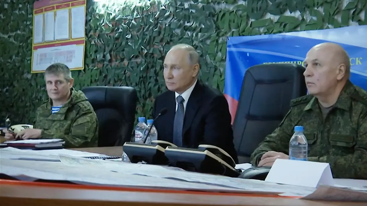 HANDOUT - 18.04.2023, Ukraine, ---: Dieses von der staatlichen russischen Nachrichtenagentur Sputnik über AP zur Verfügung gestellte Videostandbild, das vom russischen Fernsehsender Pool veröffentlicht wurde, zeigt Wladimir Putin (M), Präsident von Russland, bei einem Treffen mit Generaloberst Oleg Makarewitsch (r), Kommandeur der Truppengruppierung «Dnepr», und Generaloberst Michail Teplinskij, Kommandeur der Luftlandetruppen, an einem nicht genannten Ort. Nach Angaben des Kremls hat Putin das Hauptquartier der in der Ukraine kämpfenden russischen Truppen besucht. Foto: Uncredited/Pool Sputnik Kremlin/AP/dpa - ACHTUNG: Nur zur redaktionellen Verwendung im Zusammenhang mit der aktuellen Berichterstattung und nur mit vollständiger Nennung des vorstehenden Credits +++ dpa-Bildfunk +++