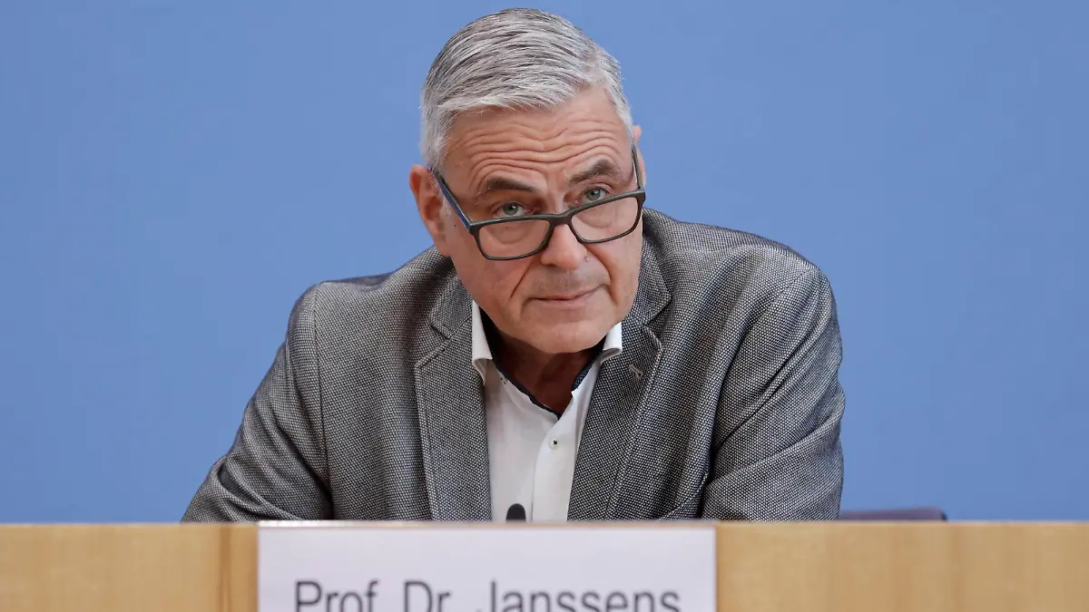 29.10.2020, Berlin, Deutschland - Pressekonferenz: Mediziner berichten zur aktuellen Covid-19 Situation auf den Intensivstationen. Foto: Prof. Dr. Uwe Janssens, Praesident der DIVI, Deutsche Interdisziplinaere Vereinigung fuer Intensiv- und Notfallmedizin. *** 29 10 2020, Berlin, Germany Press conference Doctors report on the current Covid 19 situation in intensive care units Photo Prof Dr Uwe Janssens, President of DIVI, German Interdisciplinary Association for Intensive and Emergency Medicine