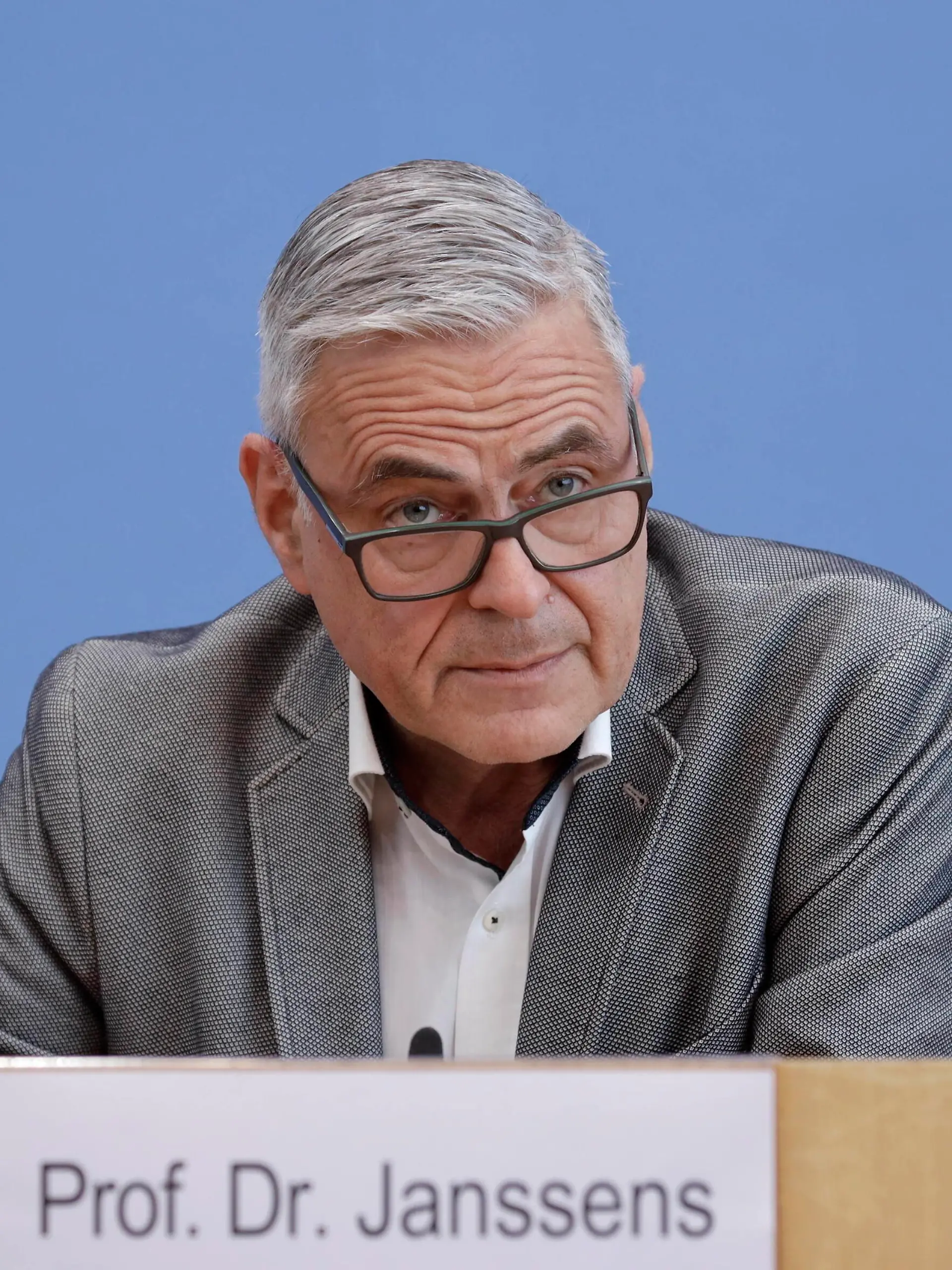  29.10.2020, Berlin, Deutschland - Pressekonferenz: Mediziner berichten zur aktuellen Covid-19 Situation auf den Intensivstationen. Foto: Prof. Dr. Uwe Janssens, Praesident der DIVI, Deutsche Interdisziplinaere Vereinigung fuer Intensiv- und Notfallmedizin. *** 29 10 2020, Berlin, Germany Press conference Doctors report on the current Covid 19 situation in intensive care units Photo Prof Dr Uwe Janssens, President of DIVI, German Interdisciplinary Association for Intensive and Emergency Medicine