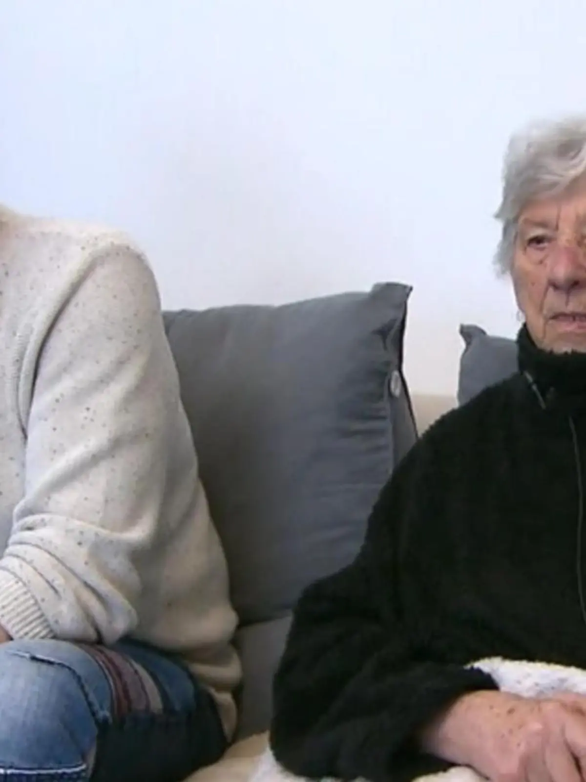 Dieser Fall macht wirklich sprachlos: Da ruft eine 93-jährige Frau mit Demenz und Pflegestufe 3 ihren Sohn um Hilfe. Sie kommt allein einfach nicht mehr klar. Siegfried Matthes reagiert sofort, holt seine Mutter Annalene zu sich in die Wohnung, und informiert den Vermieter Vonovia darüber. Doch dort sagt man offenbar knallhart: Das geht so nicht, die 60-Quadratmeter-Wohnung sei zu klein, die Mutter müsse "entfernt" werden, soll ein Servicemitarbeiter gesagt haben. Wir schalten uns in diesem Fall ein und erleben am Ende etwas, was wir bisher in einer Reportage noch nie erlebt haben. Was das war, sehen Sie in unserem Video.