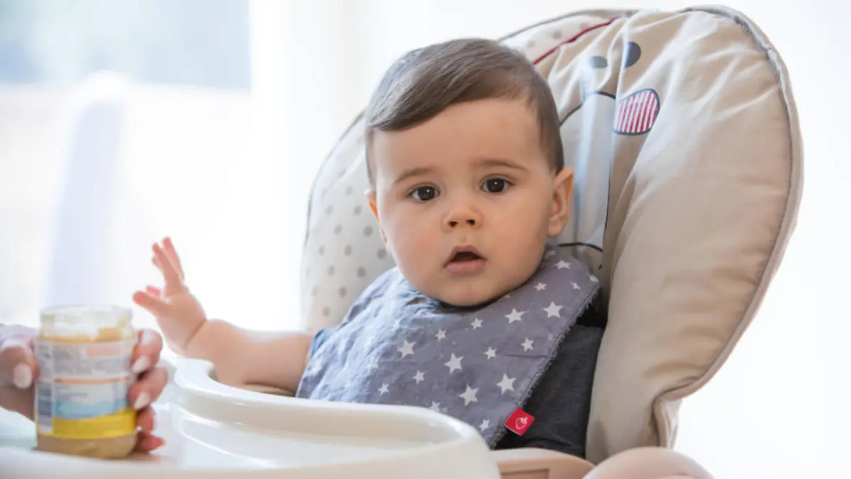 Baby wird mit Brei gefüttert
