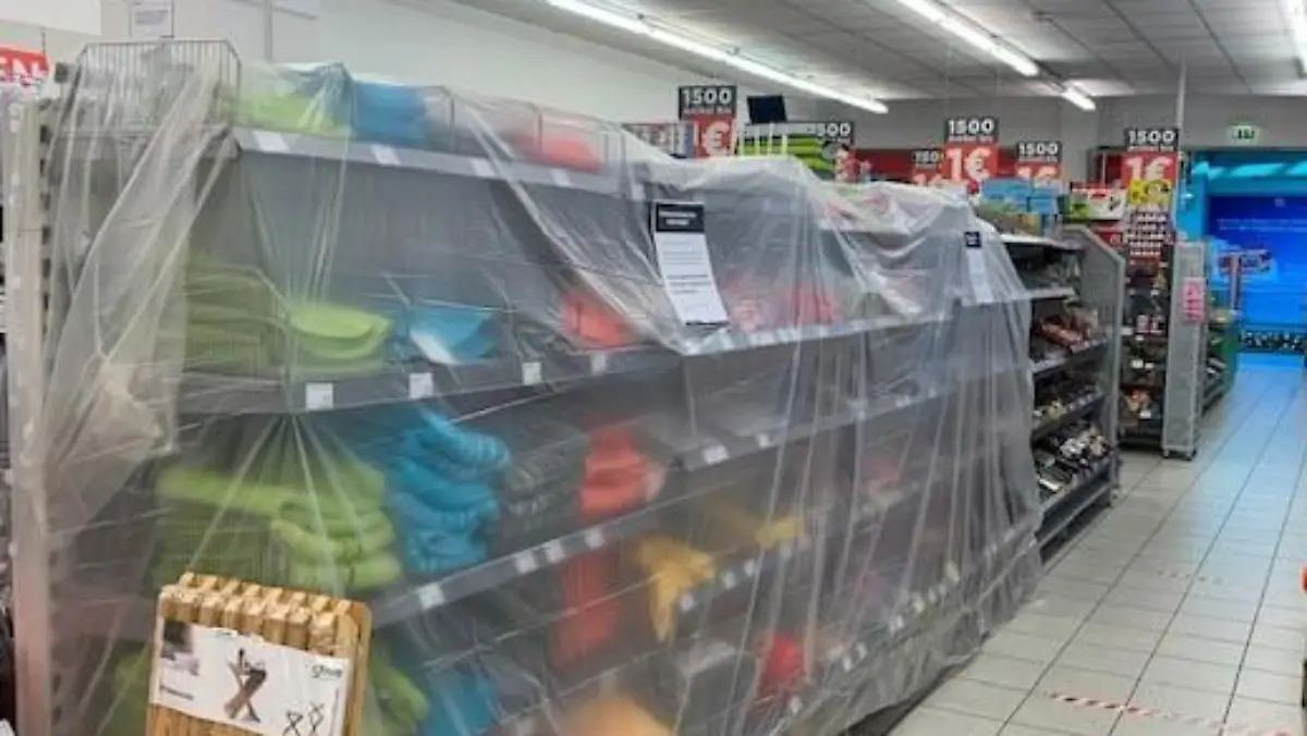 Abhängte Regale bei Mäc-Geiz
