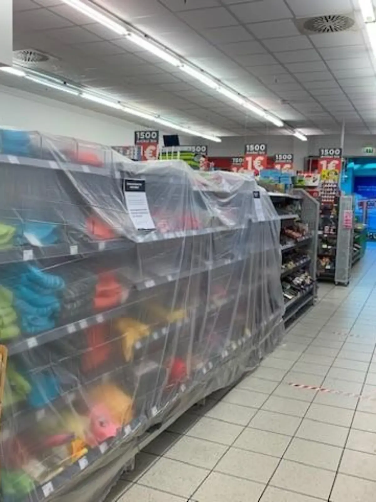 Abhängte Regale bei Mäc-Geiz