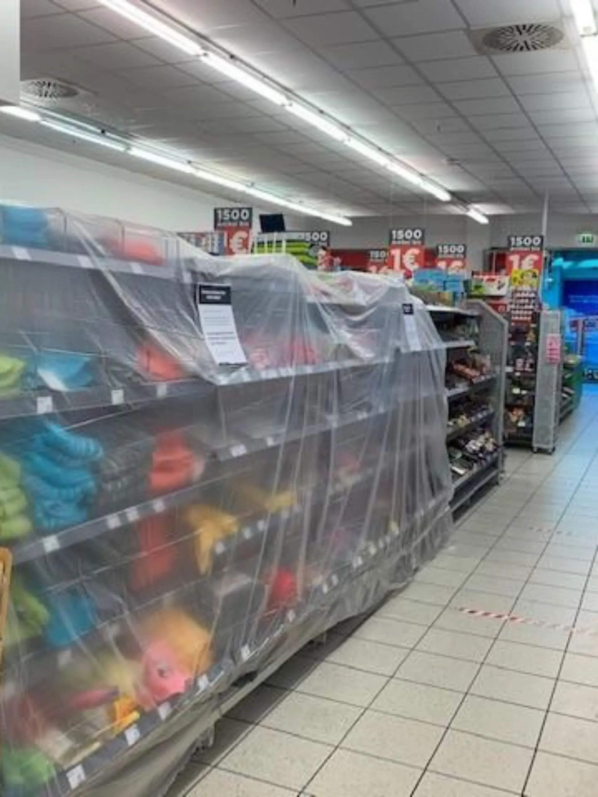 Abhängte Regale bei Mäc-Geiz