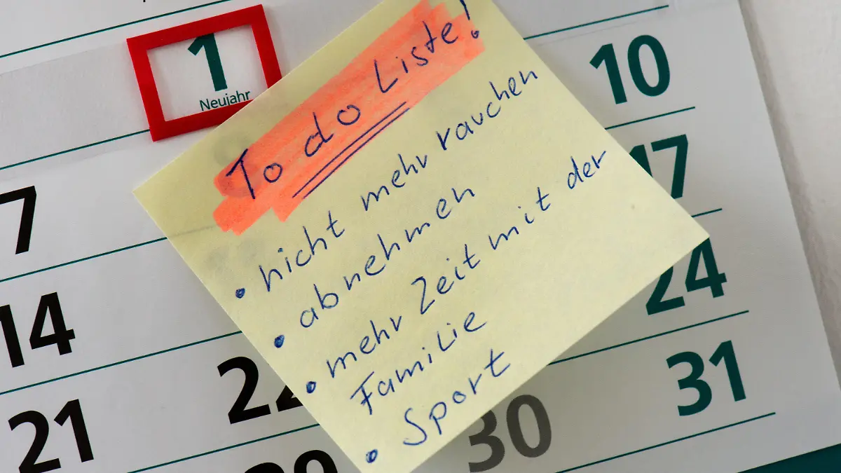 ILLUSTRATION - Auf dem 1. Januar (Neujahr) eines Kalenders für 2016 klebt eine «To do Liste» mit den Vorsätzen «nicht mehr rauchen, abnehmen, mehr Zeit mit der Familie und Sport» (aufgenommen am 28.12.2015 in Dresden (Sachsen). Foto: Arno Burgi/dpa +++(c) dpa - Bildfunk+++