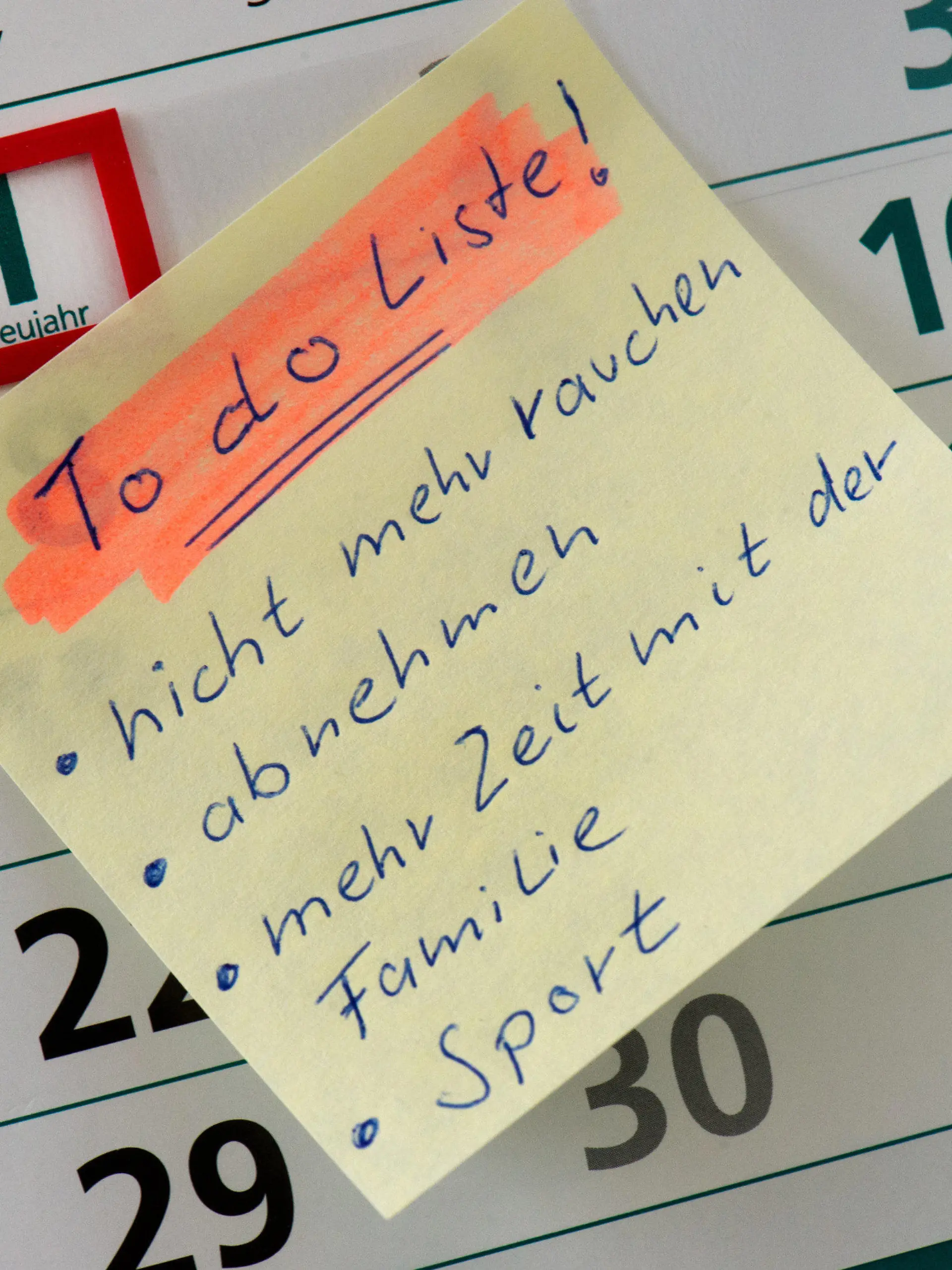 ILLUSTRATION - Auf dem 1. Januar (Neujahr) eines Kalenders für 2016 klebt eine «To do Liste» mit den Vorsätzen «nicht mehr rauchen, abnehmen, mehr Zeit mit der Familie und Sport» (aufgenommen am 28.12.2015 in Dresden (Sachsen). Foto: Arno Burgi/dpa +++(c) dpa - Bildfunk+++