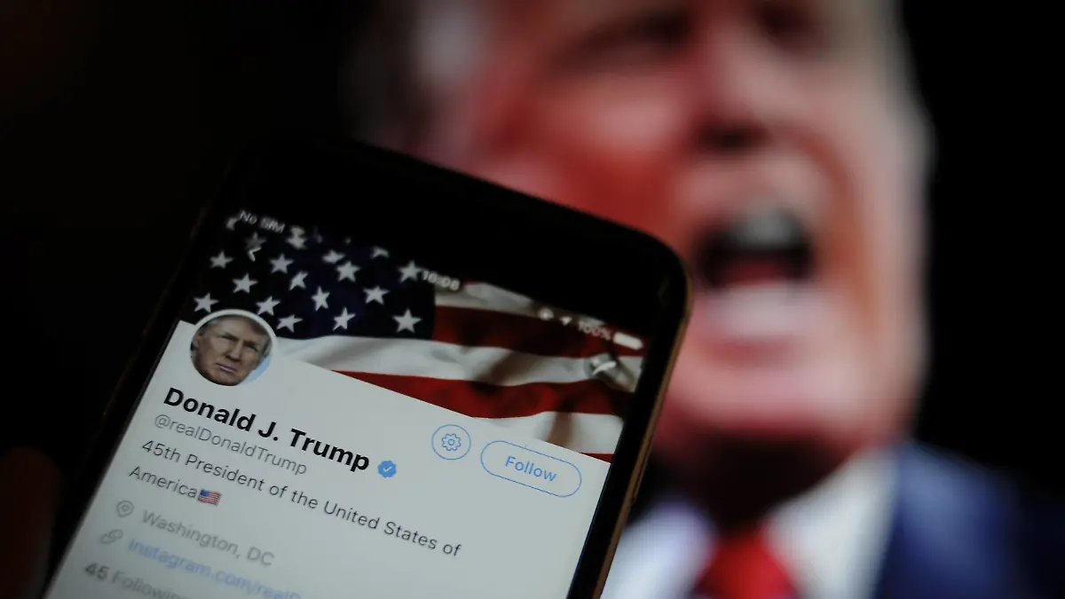  December 4, 2017 - Bydgoszcz, Poland - The Twitter app is seen with an image of US president Donald Trump in the background in this photo illustration on December 4, 2017. Bydgoszcz Poland PUBLICATIONxINxGERxSUIxAUTxONLY - ZUMAn230 20171204_zaa_n230_326 Copyright: xJaapxArriensx