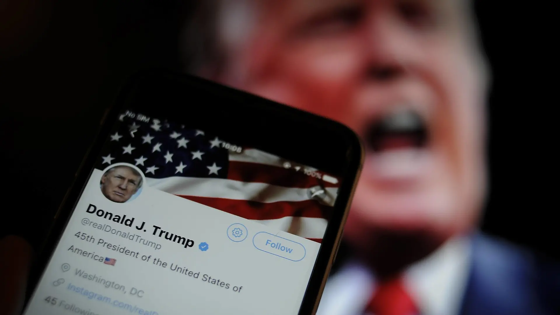December 4, 2017 - Bydgoszcz, Poland - The Twitter app is seen with an image of US president Donald Trump in the background in this photo illustration on December 4, 2017. Bydgoszcz Poland PUBLICATIONxINxGERxSUIxAUTxONLY - ZUMAn230 20171204_zaa_n230_326 Copyright: xJaapxArriensx