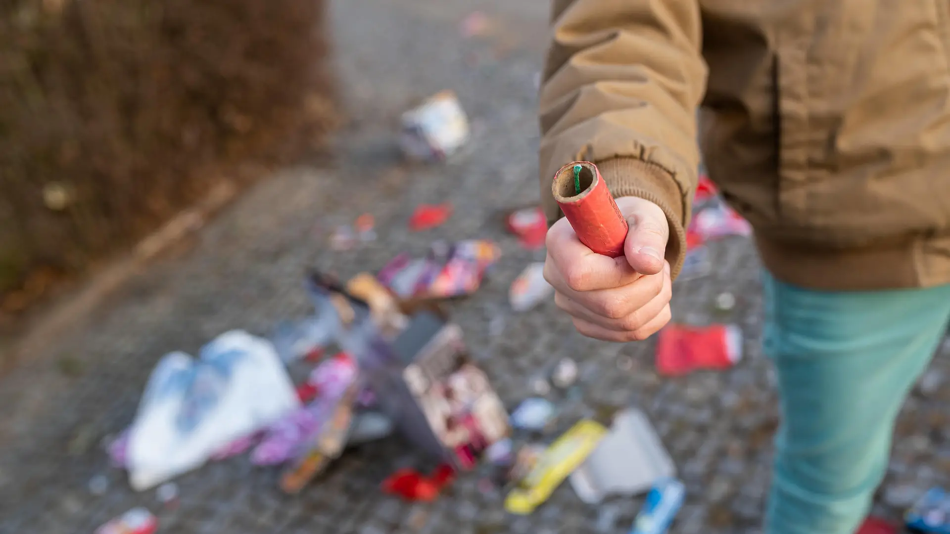  01.01.2020, Berlin, Deutschland, GER - Symbolfoto: Nicht entzündeter Böller am Neujahrstag in einer Kinderhand. *** 01 01 2020, Berlin, Germany, CEF symbol photo Non-ignited firecracker in a childs hand on New Years Day