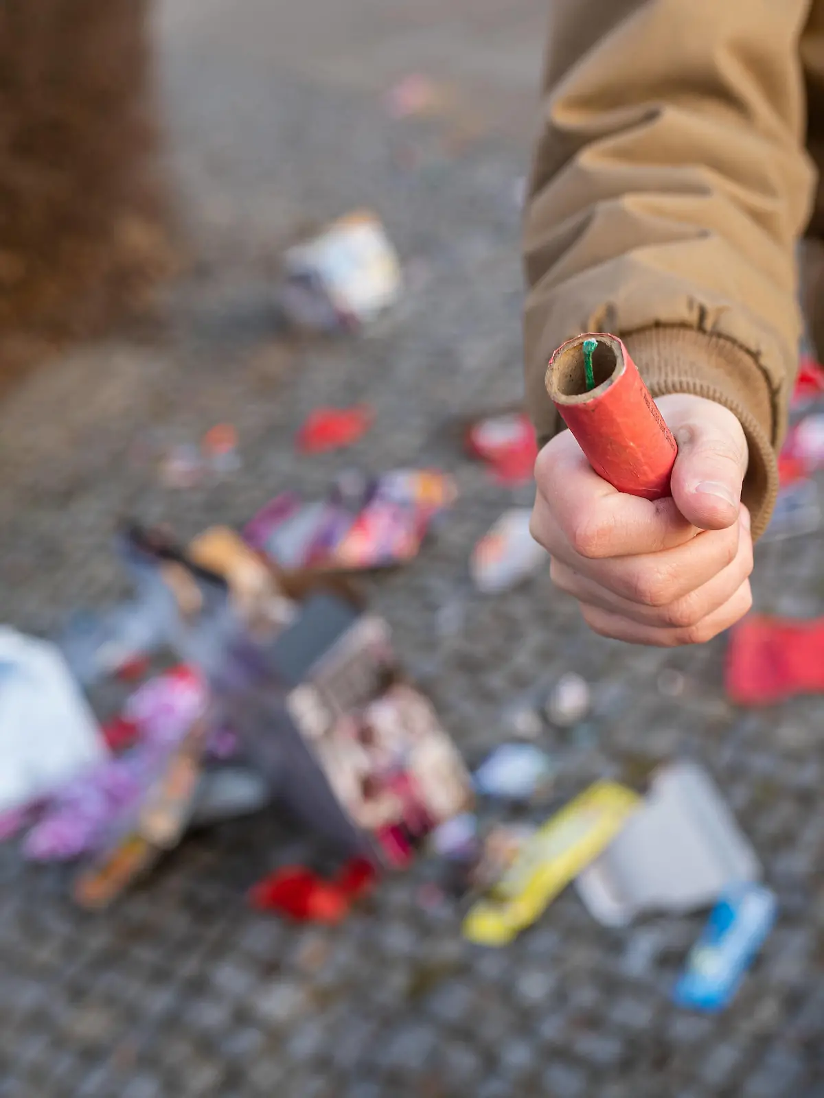  01.01.2020, Berlin, Deutschland, GER - Symbolfoto: Nicht entzündeter Böller am Neujahrstag in einer Kinderhand. *** 01 01 2020, Berlin, Germany, CEF symbol photo Non-ignited firecracker in a childs hand on New Years Day