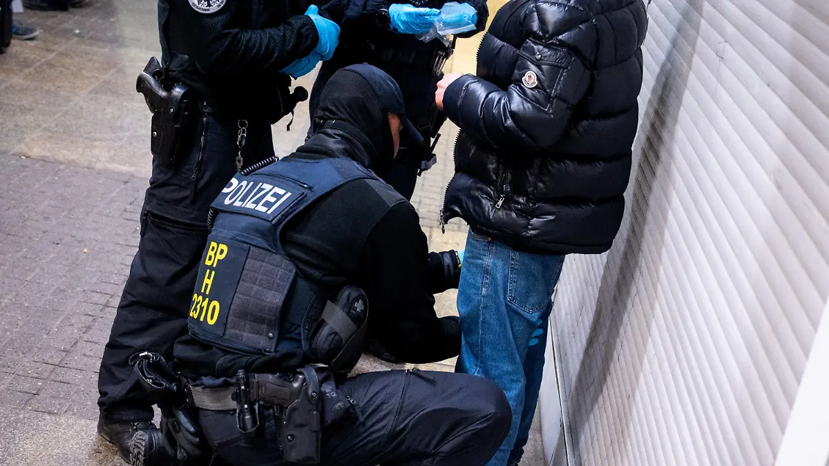15.04.2023, Hamburg: Einsatzkräfte der Bundespolizei durchsuchen am Hauptbahnhof einen Mann. Die Bundespolizei hat für dieses Wochenende am Hamburger Hauptbahnhof ein temporäres Waffenverbot verhängt. Foto: Daniel Bockwoldt/dpa/Daniel Bockwoldt +++ dpa-Bildfunk +++