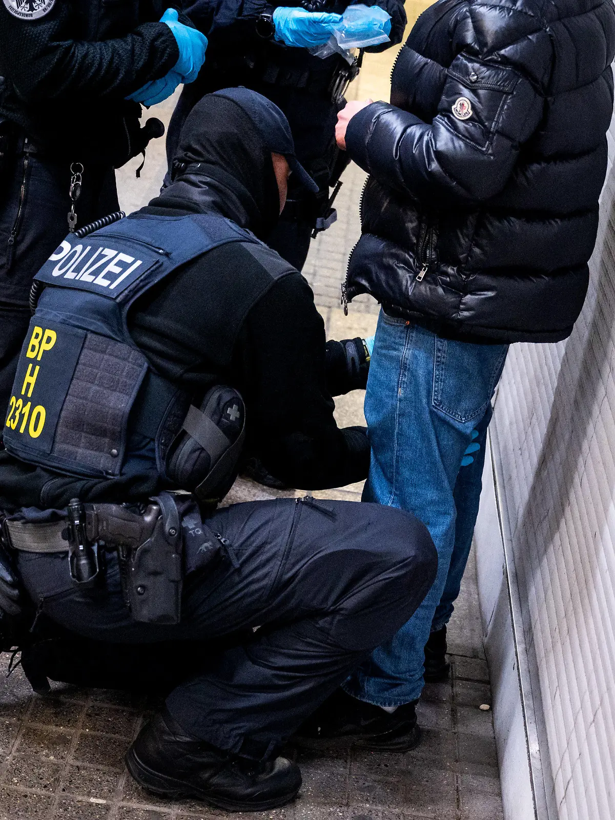 15.04.2023, Hamburg: Einsatzkräfte der Bundespolizei durchsuchen am Hauptbahnhof einen Mann. Die Bundespolizei hat für dieses Wochenende am Hamburger Hauptbahnhof ein temporäres Waffenverbot verhängt. Foto: Daniel Bockwoldt/dpa/Daniel Bockwoldt +++ dpa-Bildfunk +++
