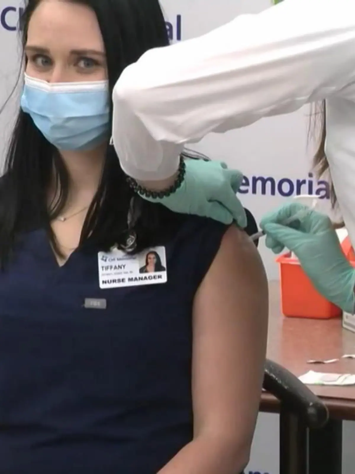 Nach ihrer Corona-Impfung wird Krankenschwester Tiffany Dover aus den USA ohnmächtig.