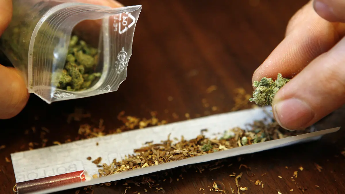 ARCHIV - 30.11.2006, Bayern, Würzburg: ILLUSTRATION - Ein Mann dreht sich einen Joint mit Marihuana. Am 17.10.2018 wird Marihuana in ganz Kanada legalisiert. (zu dpa «Endlich kein schlechtes Gewissen mehr»: Kanada legalisiert Cannabis" vom 16.10.2018) Foto: Daniel Karmann/dpa +++ dpa-Bildfunk +++