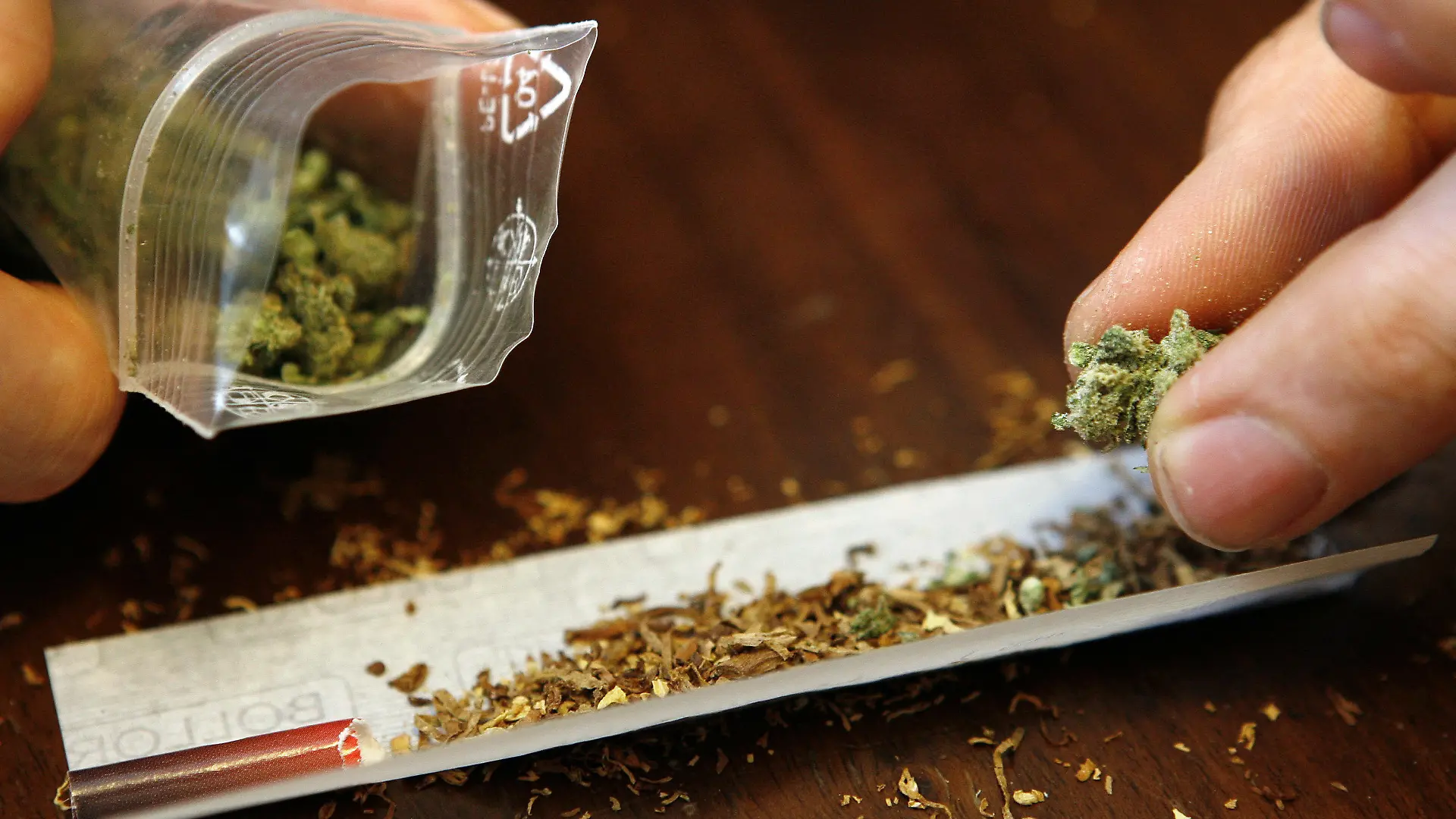 ARCHIV - 30.11.2006, Bayern, Würzburg: ILLUSTRATION - Ein Mann dreht sich einen Joint mit Marihuana. Am 17.10.2018 wird Marihuana in ganz Kanada legalisiert. (zu dpa «Endlich kein schlechtes Gewissen mehr»: Kanada legalisiert Cannabis" vom 16.10.2018) Foto: Daniel Karmann/dpa +++ dpa-Bildfunk +++