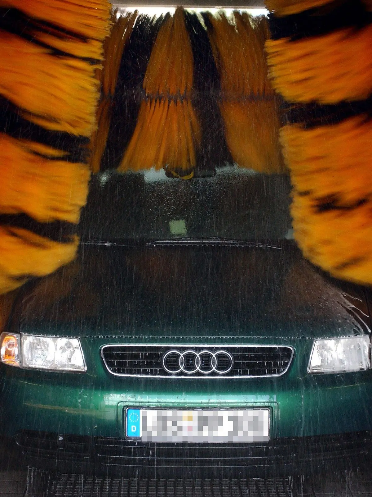Frankfurt (Oder) (Brandenburg): Ein Auto fährt am 11.09.2002 durch eine Autowaschanlage in Frankfurt (Oder). Bei Waschstraßen wird das Fahrzeug auf eine Förderkette gefahren und per Förderband durch die Waschanlage gezogen. Die Waschaggregate , d.h. Bürsten oder Textilmaterialien bewegen sich am Fahrzeug vorbei. Der Kunde kann während der Autowäsche im Wagen sitzen bleiben oder - wenn die Waschstraße über einen Kundengang verfügt - das Fahrzeug verlassen. 60 Prozent aller Autofahrer nehmen zwischenzeitlich die Dienstleistungen der gewerblichen Fahrzeugwäsche in Anspruch. Die Waschanlagen haben Auflagen zum Recycling des Waschwassers. Jährlich verbrauchen Autowaschanlagen ca. 52 Millionen Kubikmeter Frischwasser. (FFO478-120902)