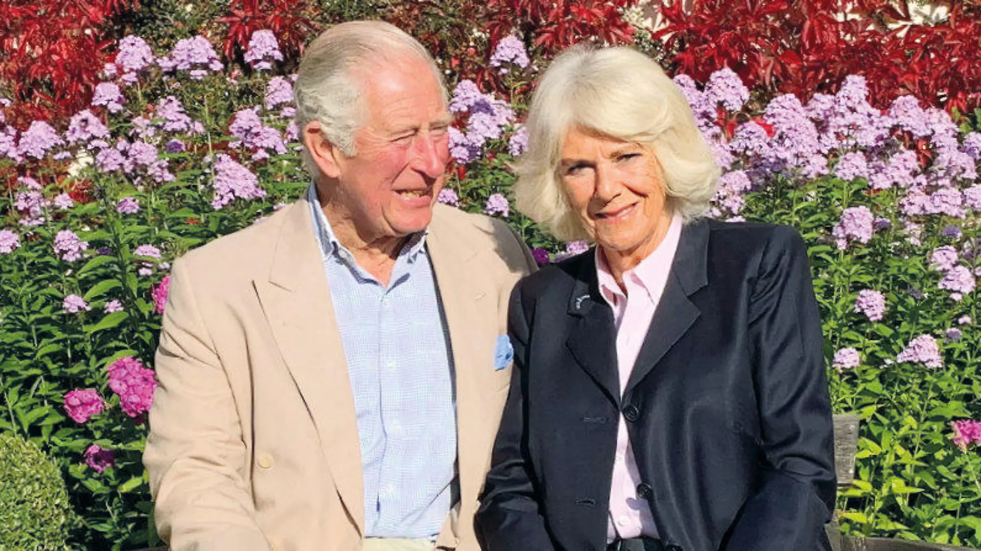 ACHTUNG: SPERRFRIST 16. DEZEMBER 23:00 UHR. - HANDOUT - 16.12.2020, Großbritannien, Birkhall: Prinz Charles, Herzog von Wales, und seine Frau Camilla, Herzogin von Cornwall, sitzen im Frühherbst 2020 auf einer Bank im Garten in Birkhall, dem schottischen Landsitz des britischen Thronfolgers. Das Foto, das ein Mitarbeiter aufgenommen hat, ziert die Grußkarte des Paares für das Weihnachtsfest 2020. Foto: Clarence House via PA Media/dpa - ACHTUNG: Honorarfrei - Nur zur redaktionellen Verwendung bis zum 31.01.2021 im Zusammenhang mit einer Berichterstattung die Weihnachtskarte und nur mit vollständiger Nennung des vorstehenden Credits. Das Foto darf nicht verändert werden, alle Personen müssen genannt werden. Keine Archivierung. +++ dpa-Bildfunk +++
