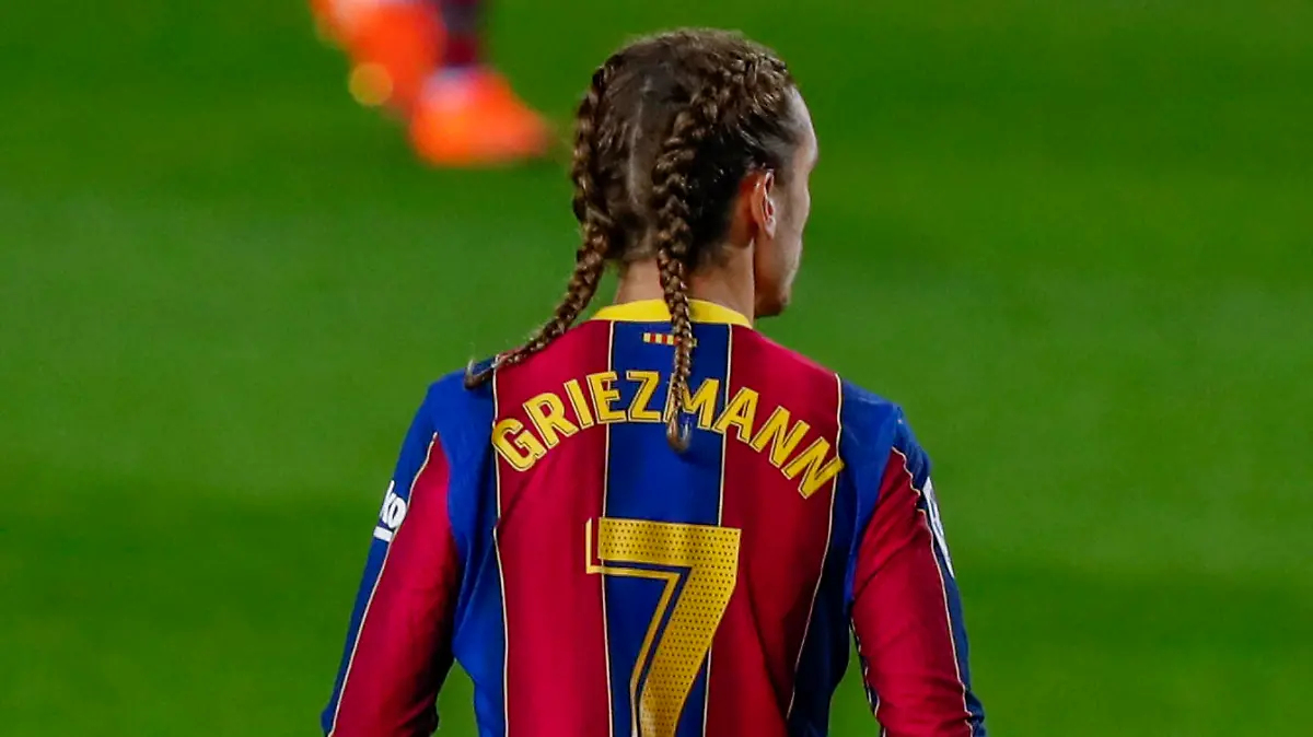 16.12.2020, Spanien, Barcelona: Fußball: Primera Division, Spanien, 19. Spieltag, FC Barcelona - Real S. San Sebastian, Camp Nou-Stadion. Barcelonas Antoine Griezmann während des Spiels. Griezmann überraschte die Fans mit einer neuen Frisur. Foto: Joan Monfort/AP/dpa +++ dpa-Bildfunk +++