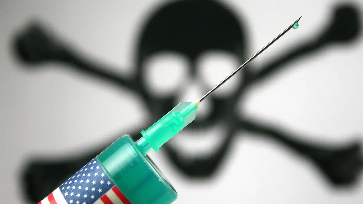 Bildnummer: 53441581  Datum: 16.10.2008  Copyright: imago/blickwinkel
Giftspritze lethal injection BLWS182618 kbdig 2008 quer Symbolbild Symbolbilder Symbol Symbole Symbolik symbolisch Sinnbild sinnbildlich Spritze Spritzen Injektion Injektionen gruen Nadel giftgruen Gift Nahaufnahme Nahaufnahmen Macroaufnahme Macroaufnahmen   Makrofoto Makrofotos Makrophoto Makrofotografie spitz Gefahr gefaehrlich toedlich Fluessigkeit Fluessigkeiten Kanuele ungesund Verabreichung Medikation verabreichen Arznei Arzneien Arzneimittel Medikament Medikamente Pharmazeutikum Pharmazeutika Tropfen Dosierung Suizid Hinrichtung Exekution toedliches Gift Todesstrafe Tod tot gestorben verstorben Knochen Schaedel Totenkopf Totenkoepfe Totenschaedel Fokus auf den Vordergrund Amerika amerikanisch Nordamerika nordamerikanisch USA US-amerikanisch Vereinigte Staaten Querformat Fahne Fahnen Flagge Flaggen Menschenrechtsverletzung Menschenrechtsverletzungen Todesstrafen symbol picture symbol pictures symbols symbolism symbolisms symbolic injection injections shot shots syringe syringes green needle hypodermic needle poison toxin venom closeup close up close-up view macro shot macro shots macro photography danger dangerous fatal liquid liquids application medication applying medicament medicaments drug drugs drop drops execution suicide death penalty pain of death death bilious green dead bone bones skull skulls death s-head death s-heads skull and crossbones focus on foreground America American North America North American US-American United States horizontal format flag flags human rights abuse violation of human rights capital punishment

Bildnummer 53441581 Date 16 10 2008 Copyright Imago Angle Poison syringe Lethal Injection BLWS182618 Kbdig 2008 horizontal Symbol image Symbol Pictures symbol Symbols Symbolism symbolic Emblem symbolically Syringe Syringes Injection Injections Gruen Needle  Poison Close-up Close-ups macro recording macro recordings Macro photo macro photos macro photo Macro photography Spitz Danger dangerous deadly Fluid Liquids Cannula unhealthy Administration Medication Administration Medicinal Medicines Medicines Drug Drugs Pharmaceutical Pharmaceuticals Drop Dosage Suicide Execution Execution deadly Poison Death penalty Death Dead Died died Bones Skull Skull Totenkoepfe Totenschaedel Focus on the Foreground America American North America North American USA U.S. American United States Landscape Flag Flags Flag Flags Human rights violation Human rights violations Death sentences symbol Picture symbol Pictures Symbol Symbolism symbolism  Injection injections Shot Shots syringe syringes Green Needle  Needle Poison  Venom closeup Close up Close up View Macro Shot Macro Shots Macro Photography Danger Dangerous Fatal Liquid Liquids Application medication applying medicament medicaments Drug Drugs Drop Drops Execution Suicide Death Penalty Pain of Death Death giftgruen bilious Green Dead Bone Bones Skull Skulls Death S Head Death S Heads Skull and Cross Bones Focus ON foreground America American North America North American U.S. American United States horizontally Format Flag Flags Human Rights abuse Violation of Human Rights Capital  