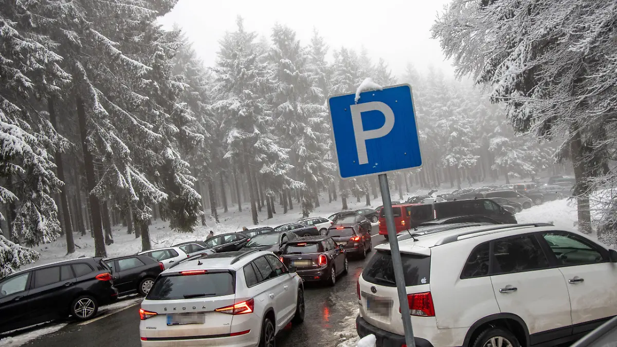 Autos an einem Parkplatz am Feldberg