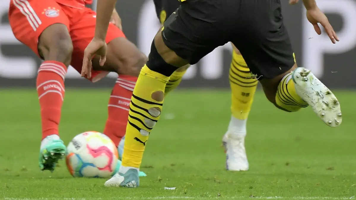 01.04.2023, xemx, Fussball 1.Bundesliga, FC Bayern Muenchen - Borussia Dortmund emspor, v.l. Kingsley Coman of Bayern München Julian Brandt Borussia Dortmund Zweikampf, Aktion, action, battle for the ball Jude Bellingham Borussia Dortmund DFL/DFB REGULATIONS PROHIBIT ANY USE OF PHOTOGRAPHS as IMAGE SEQUENCES and/or QUASI-VIDEO Muenchen *** 01 04 2023, xemx, football 1 Bundesliga, FC Bayern Muenchen Borussia Dortmund emspor, v l Kingsley Coman of Bayern Munich Julian Brandt Borussia Dortmund Zweikampf, action, battle for the ball Jude Bellingham Borussia Dortmund DFL DFB REGULATIONS PROHIBIT ANY USE OF PHOTOGRAPHS as IMAGE SEQUENCES and or QUASI VIDEO Muenchen