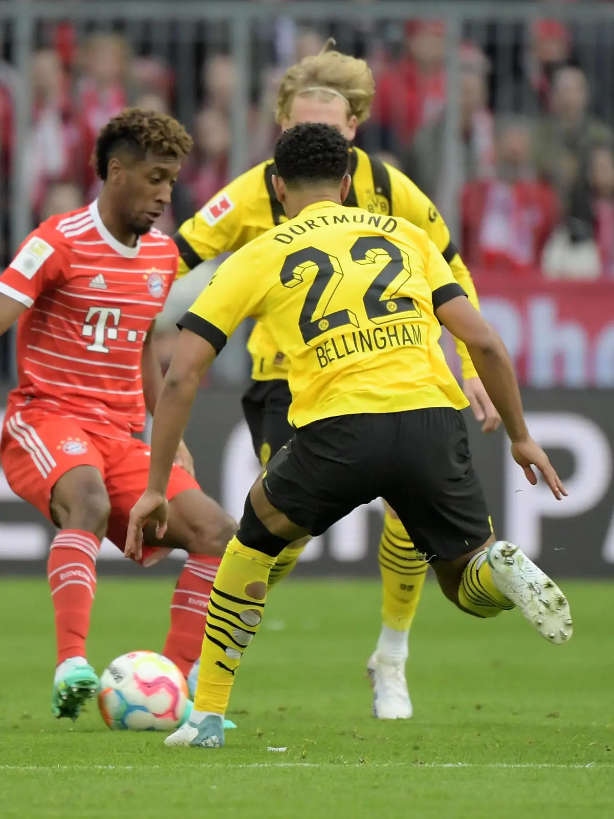 01.04.2023, xemx, Fussball 1.Bundesliga, FC Bayern Muenchen - Borussia Dortmund emspor, v.l. Kingsley Coman of Bayern München Julian Brandt Borussia Dortmund Zweikampf, Aktion, action, battle for the ball Jude Bellingham Borussia Dortmund DFL/DFB REGULATIONS PROHIBIT ANY USE OF PHOTOGRAPHS as IMAGE SEQUENCES and/or QUASI-VIDEO Muenchen *** 01 04 2023, xemx, football 1 Bundesliga, FC Bayern Muenchen Borussia Dortmund emspor, v l Kingsley Coman of Bayern Munich Julian Brandt Borussia Dortmund Zweikampf, action, battle for the ball Jude Bellingham Borussia Dortmund DFL DFB REGULATIONS PROHIBIT ANY USE OF PHOTOGRAPHS as IMAGE SEQUENCES and or QUASI VIDEO Muenchen
