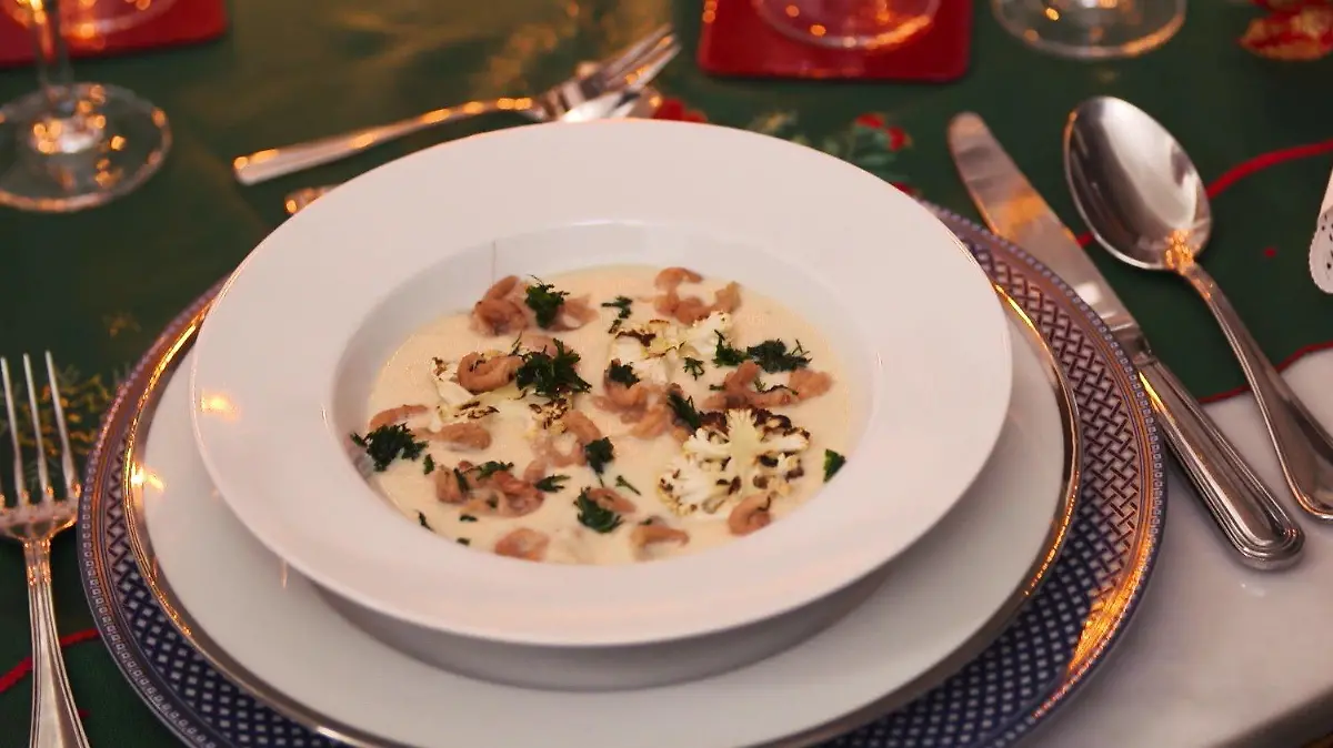 Blumenkohlsuppe mit Kräuteröl
