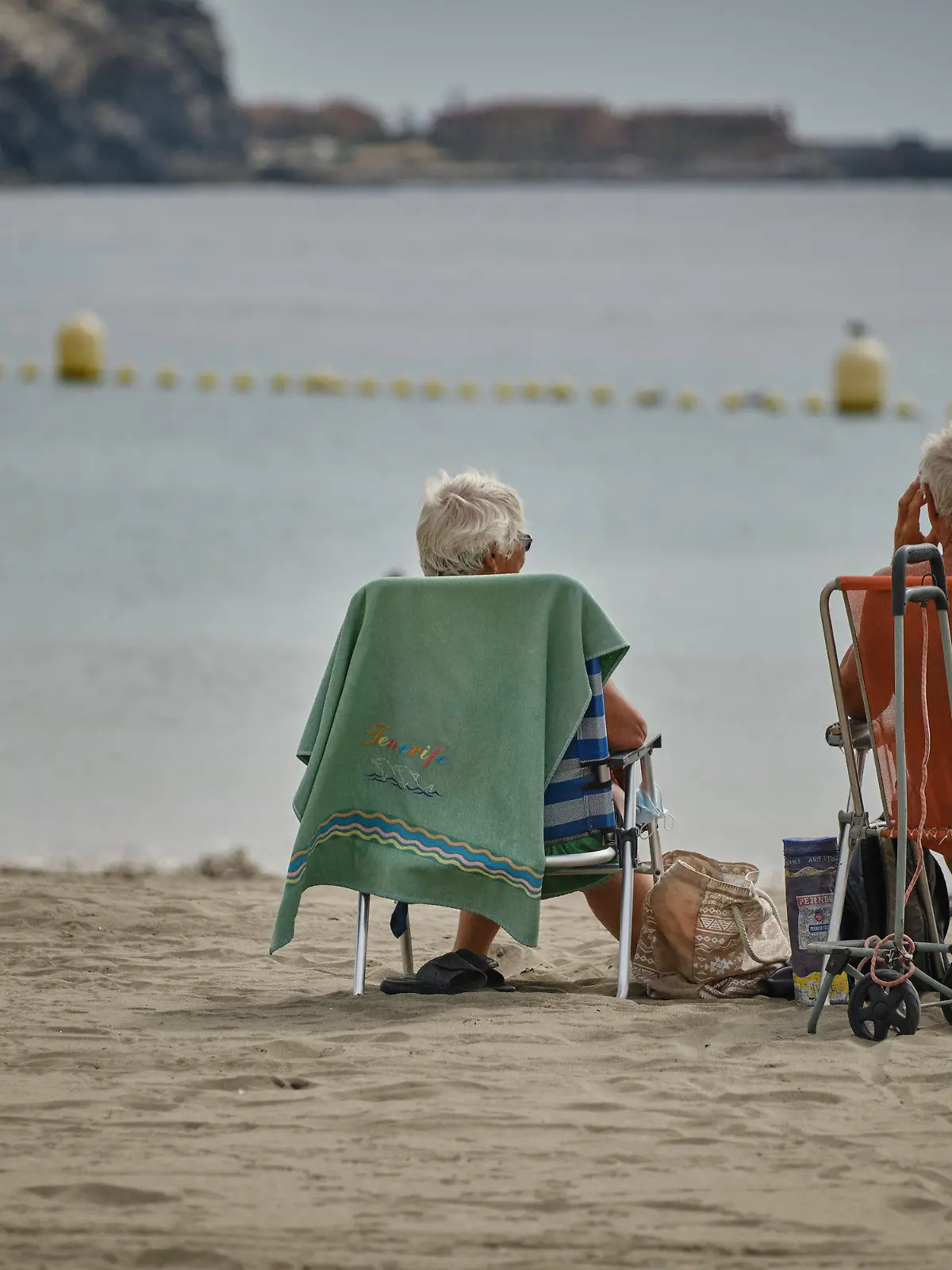 25.10.2020, Spanien, Los Cristianos: Touristen genießen die Sonne am Strand La Playa de Las Vistas im Süden der Kanaren-Insel. Deutsche und britische Touristen trafen an diesem Wochenende auf der Kanareninsel ein, nachdem die Kanaren wegen sinkender Infektionszahlen wieder von der Risikoliste gestrichen worden sind. Zur Eindämmung der rapide steigenden Corona- Infektionszahlen hat die Regierung in Spanien erneut den nationalen Notstand ausgerufen. Die Anordnung gilt praktisch für das ganze Land - ausgenommen sind nur die Kanaren. Foto: Andrés Gutiérrez/dpa +++ dpa-Bildfunk +++