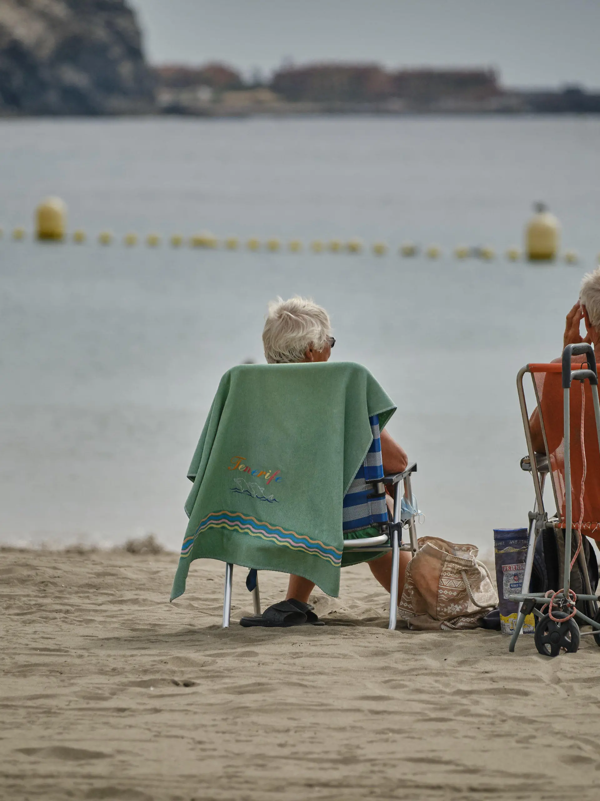 25.10.2020, Spanien, Los Cristianos: Touristen genießen die Sonne am Strand La Playa de Las Vistas im Süden der Kanaren-Insel. Deutsche und britische Touristen trafen an diesem Wochenende auf der Kanareninsel ein, nachdem die Kanaren wegen sinkender Infektionszahlen wieder von der Risikoliste gestrichen worden sind. Zur Eindämmung der rapide steigenden Corona- Infektionszahlen hat die Regierung in Spanien erneut den nationalen Notstand ausgerufen. Die Anordnung gilt praktisch für das ganze Land - ausgenommen sind nur die Kanaren. Foto: Andrés Gutiérrez/dpa +++ dpa-Bildfunk +++