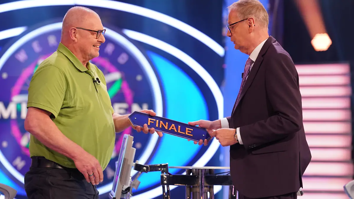 Achtung Sperrfrist für alle Medien bis 21.04.2025 I 23:45 Uhr
Andreas Wunderlich (l.) und Günther Jauch
+++ Die Verwendung des sendungsbezogenen Materials ist nur mit dem Hinweis und Verlinkung auf RTL+ gestattet. +++