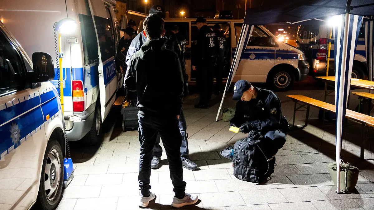 15.04.2023, Hamburg: Einsatzkräfte der Bundespolizei kontrollieren am Hauptbahnhof einen Mann und durchsuchen seinen Rucksack. Die Bundespolizei hat für dieses Wochenende am Hamburger Hauptbahnhof ein temporäres Waffenverbot verhängt. Foto: Daniel Bockwoldt/dpa/Daniel Bockwoldt +++ dpa-Bildfunk +++