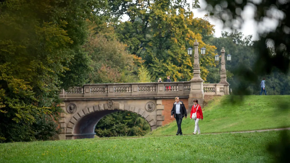 29.09.2020, Bremen: Spaziergänger laufen durch den Bürgerpark. Foto: Sina Schuldt/dpa +++ dpa-Bildfunk +++