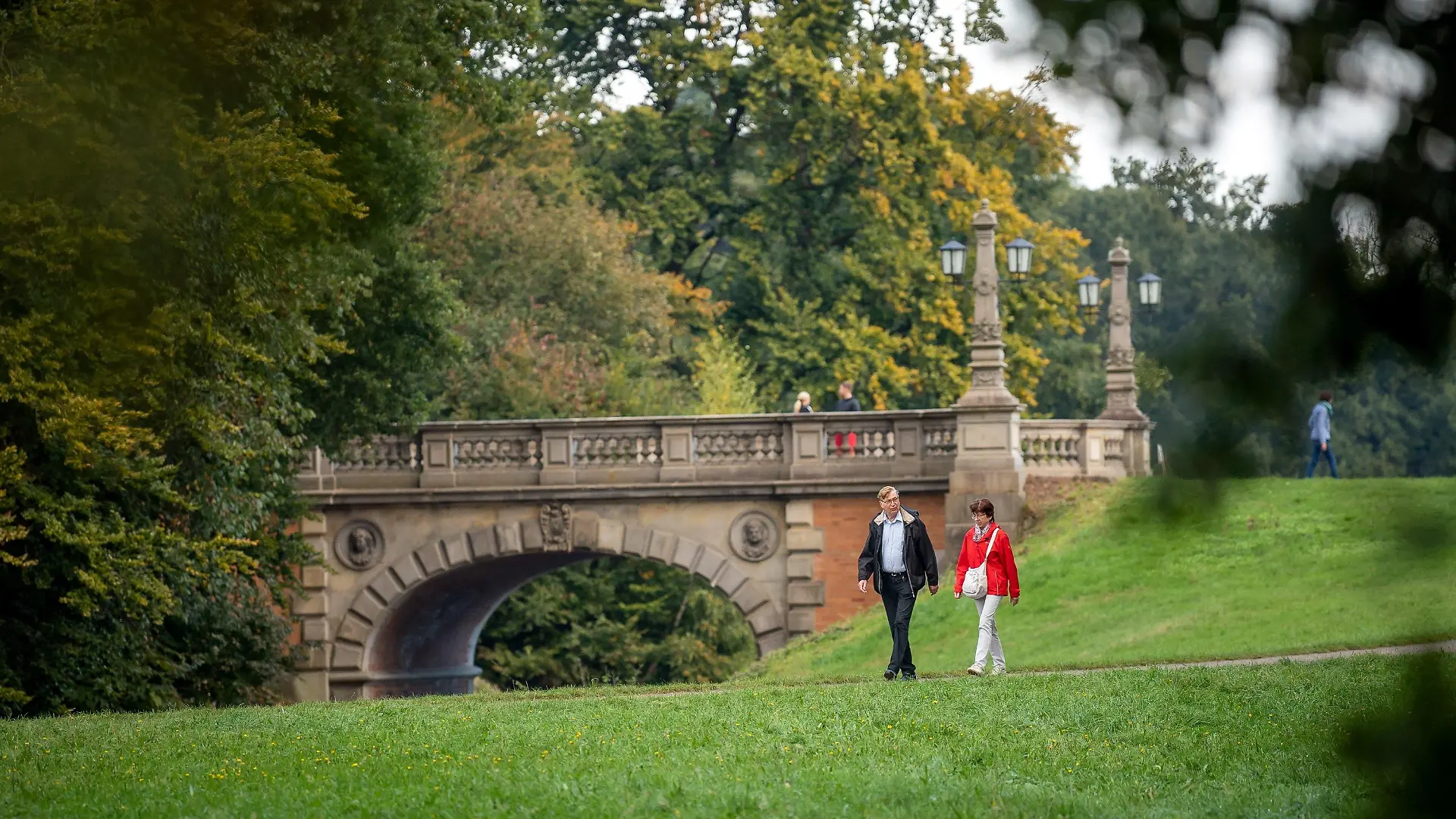 29.09.2020, Bremen: Spaziergänger laufen durch den Bürgerpark. Foto: Sina Schuldt/dpa +++ dpa-Bildfunk +++