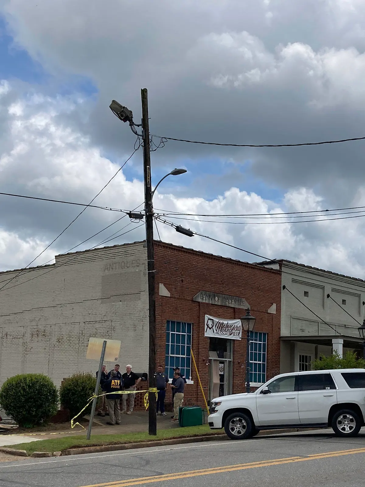 16.04.2023, USA, Dadeville: Ermittler stehen am Tatort in der Innenstadt. Bei Schüssen während einer Geburtstagsparty im US-Bundesstaat Alabama sind mehrere Menschen getötet worden. Zahlreiche weitere seien verletzt worden, teilte die örtliche Polizei am Sonntag mit. Die Behörden machten keine Angabe zum Alter der Opfer oder dem Hintergrund des Vorfalls. Foto: Jeff Amy/AP/dpa +++ dpa-Bildfunk +++