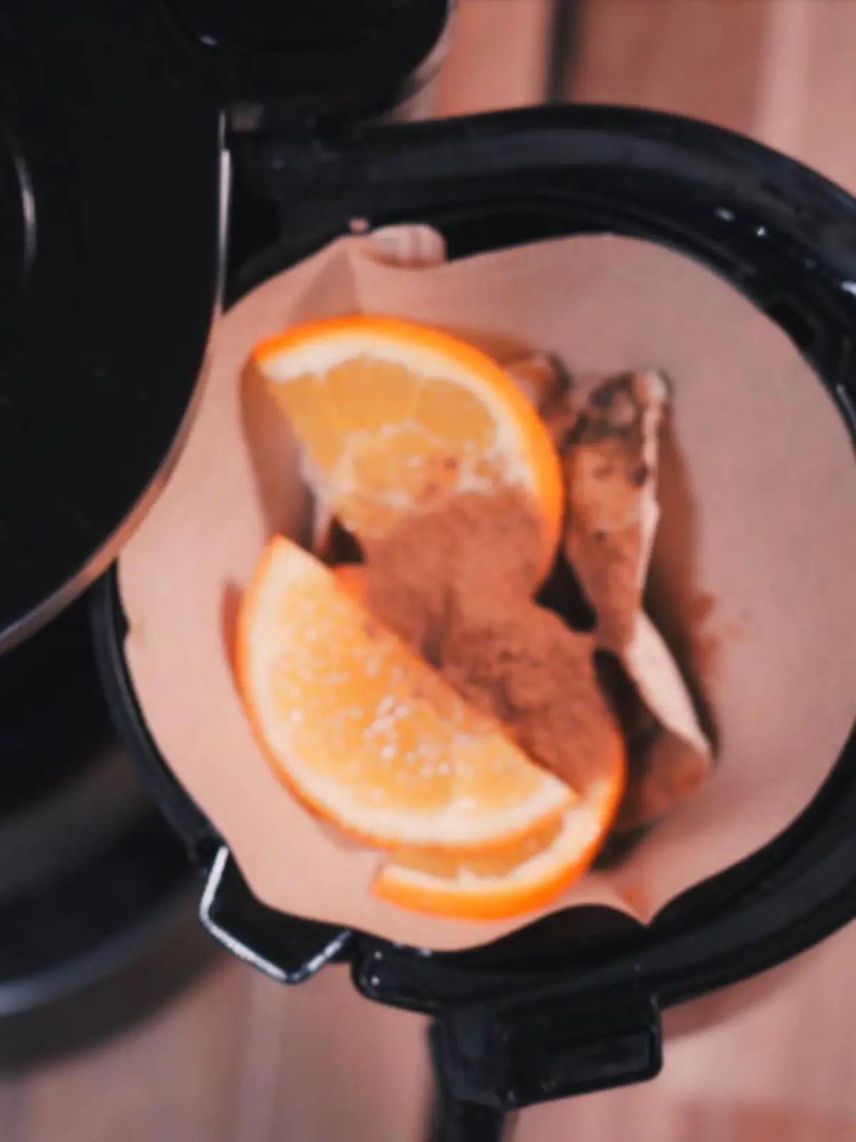 Tim Theodor ist Barkeeper und zeigt uns, wie man ganz einfach selbst Glühwein macht - mit der Kaffeemaschine
